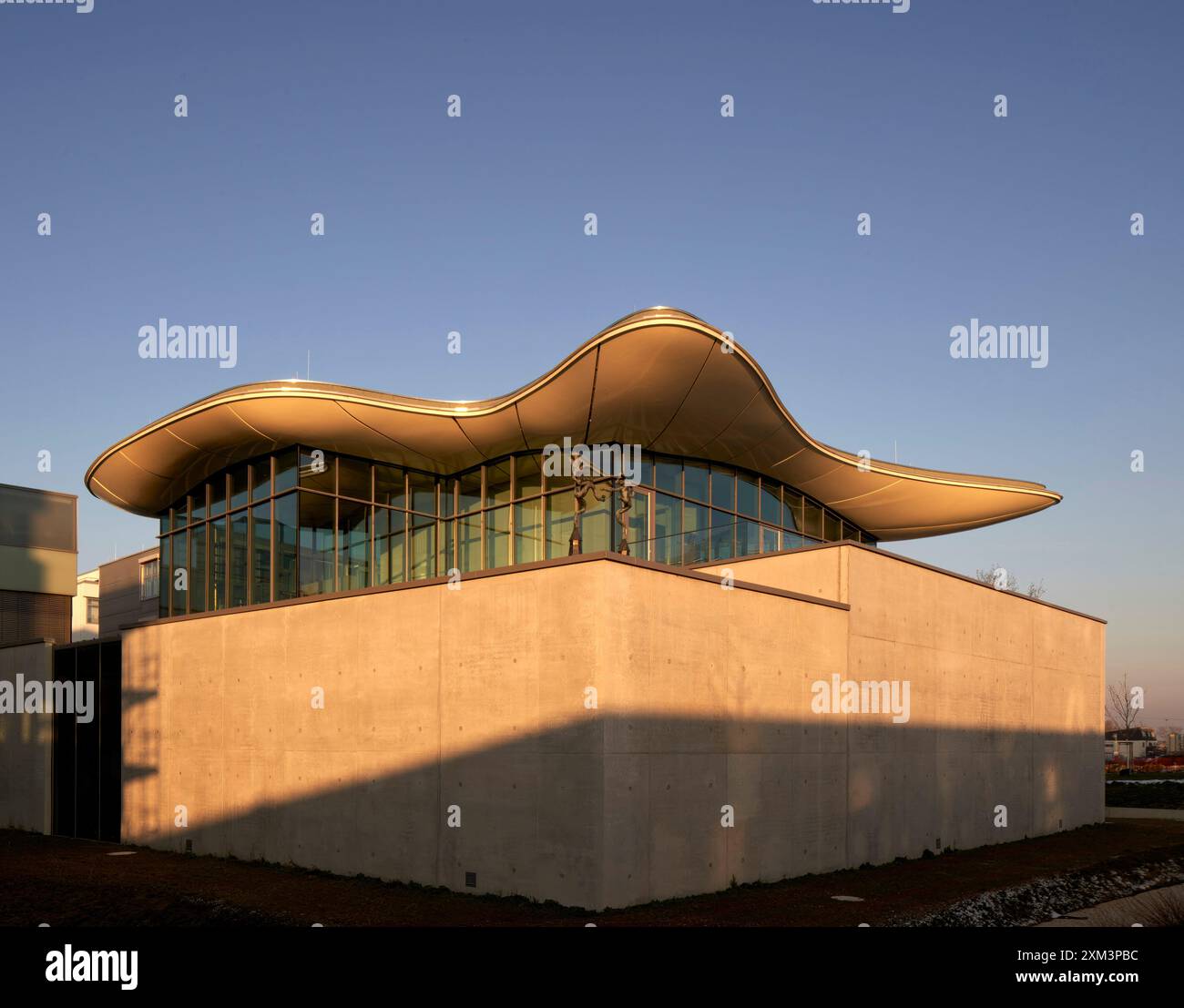Fassade im obersten Stockwerk mit schwimmendem Dach im warmen Nachmittagslicht. Stiftung Froehlich - Sammlung Froehlich, Leinfelden-Echterdingen, Deutschland. Architekt: G Stockfoto