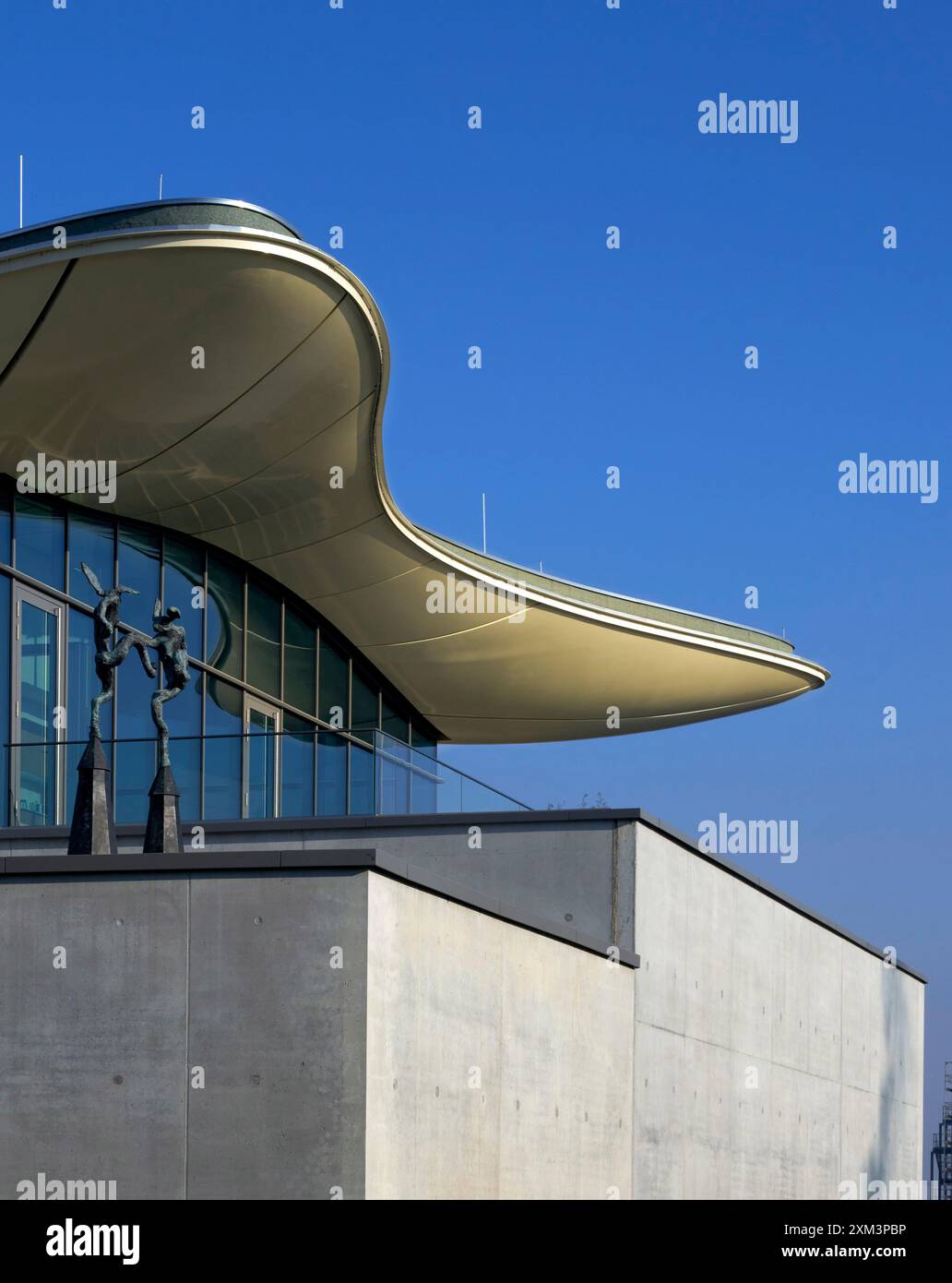 Detail der Fassade im obersten Stockwerk mit schwimmendem Dach. Stiftung Froehlich - Sammlung Froehlich, Leinfelden-Echterdingen, Deutschland. Architekt: Gabriele Gloeck Stockfoto