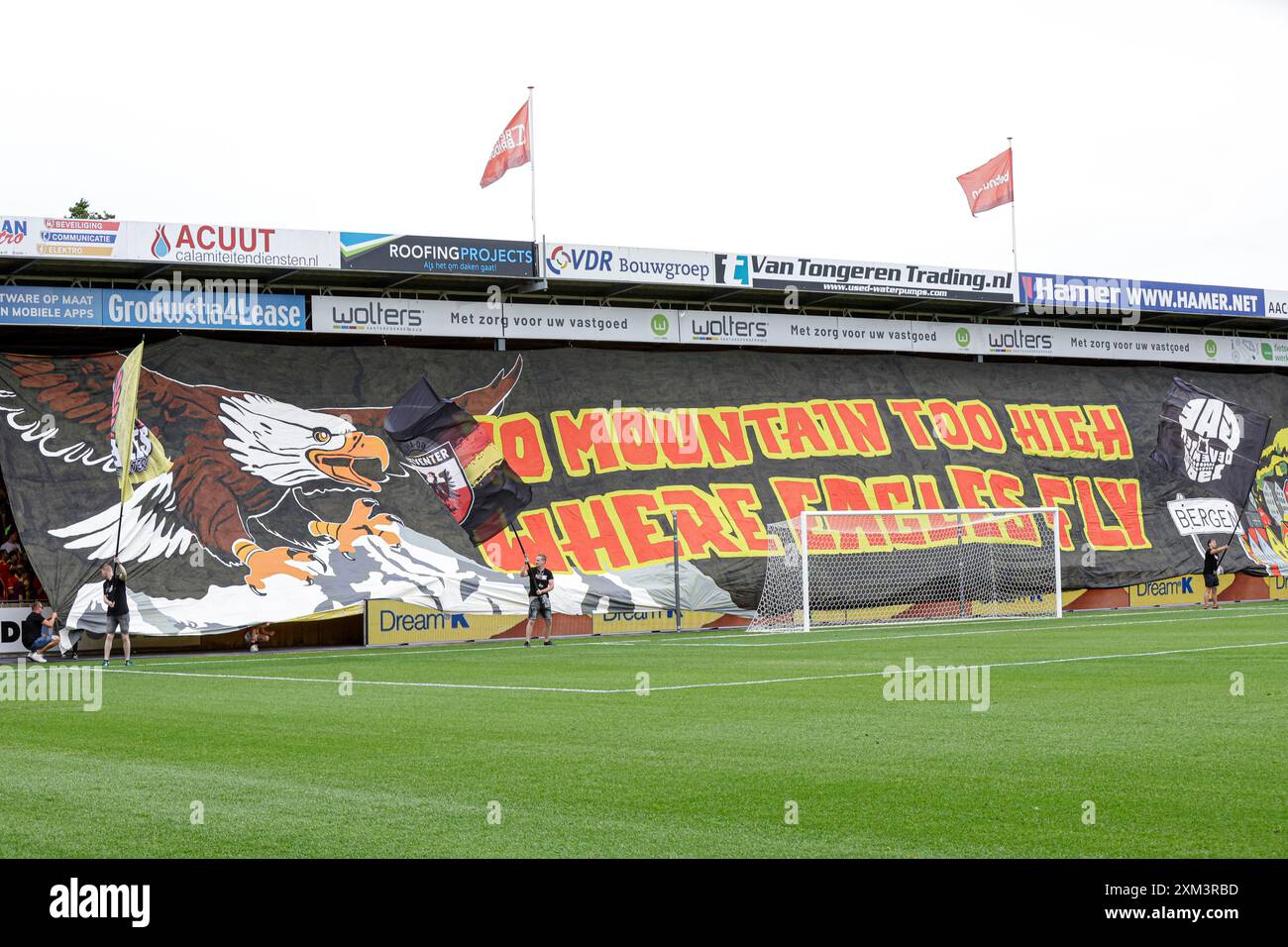 Deventer, Niederlande. Juli 2024. DEVENTER, NIEDERLANDE - 25. JULI: Fans von Go Ahead Eagles mit einem großen Banner über den Tribünen während des Qualifikationsspiels der UEFA Conference League zwischen Go Ahead Eagles und SK Brann am 25. Juli 2024 in de Adelaarshorst in Deventer, Niederlande. (Foto: Broer van den Boom/Orange Pictures) Credit: Orange Pics BV/Alamy Live News Stockfoto