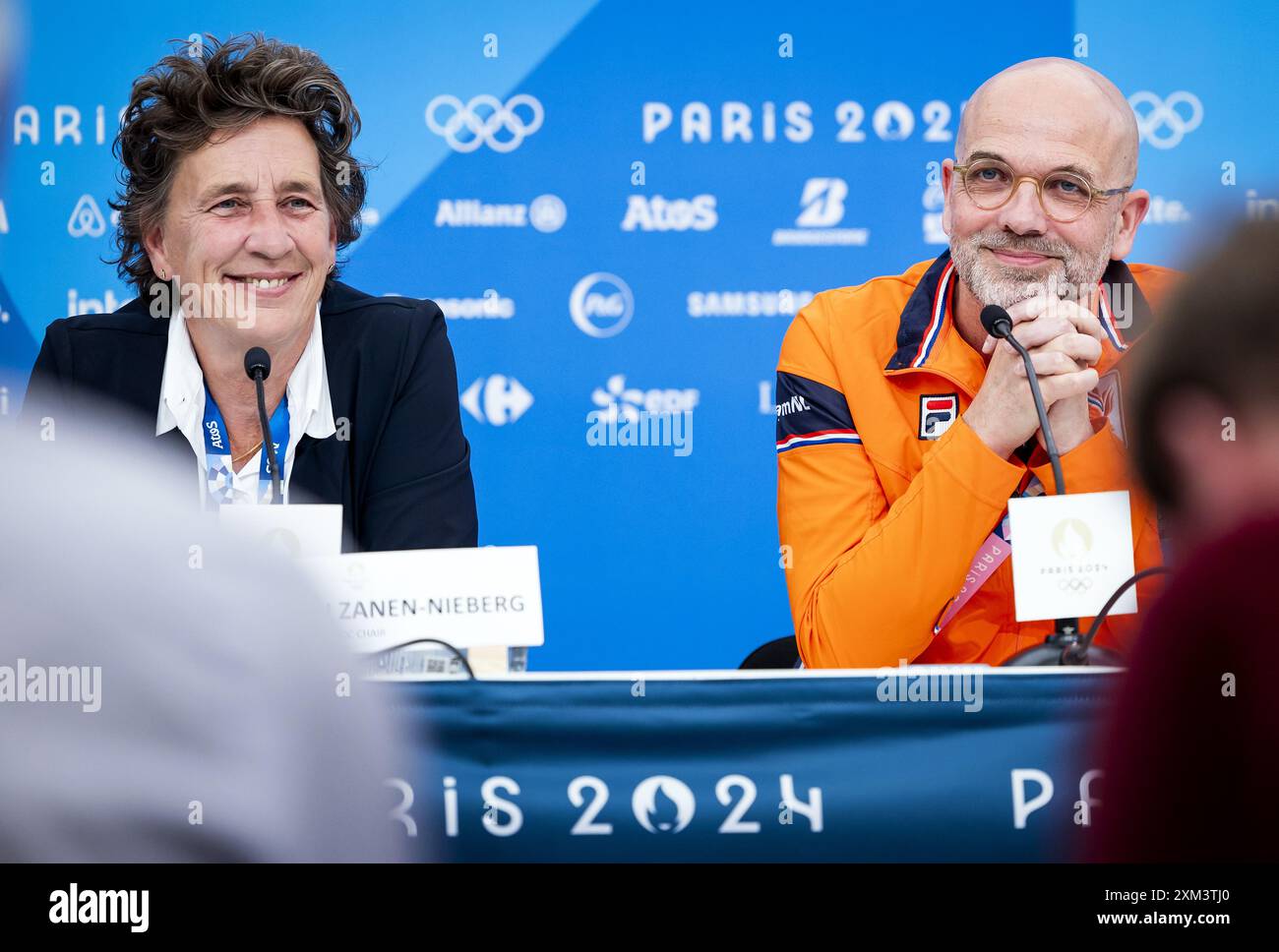 PARIS - Anneke van Zanen-Nieberg, Vorsitzender NOC*NSF und Andre Cats, Direktor des Spitzensports NOC*NSF während einer Pressekonferenz im Olympischen Dorf Paris vor Beginn der Spiele. ANP REMKO DE WAAL Stockfoto