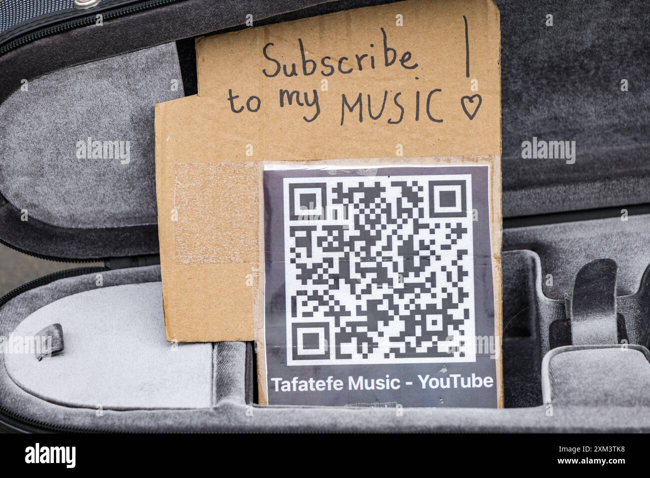 QR-Code zum Abonnieren der Musik von Straßenkünstlern, Fringe Festival, Edinburgh, Schottland, Großbritannien Stockfoto