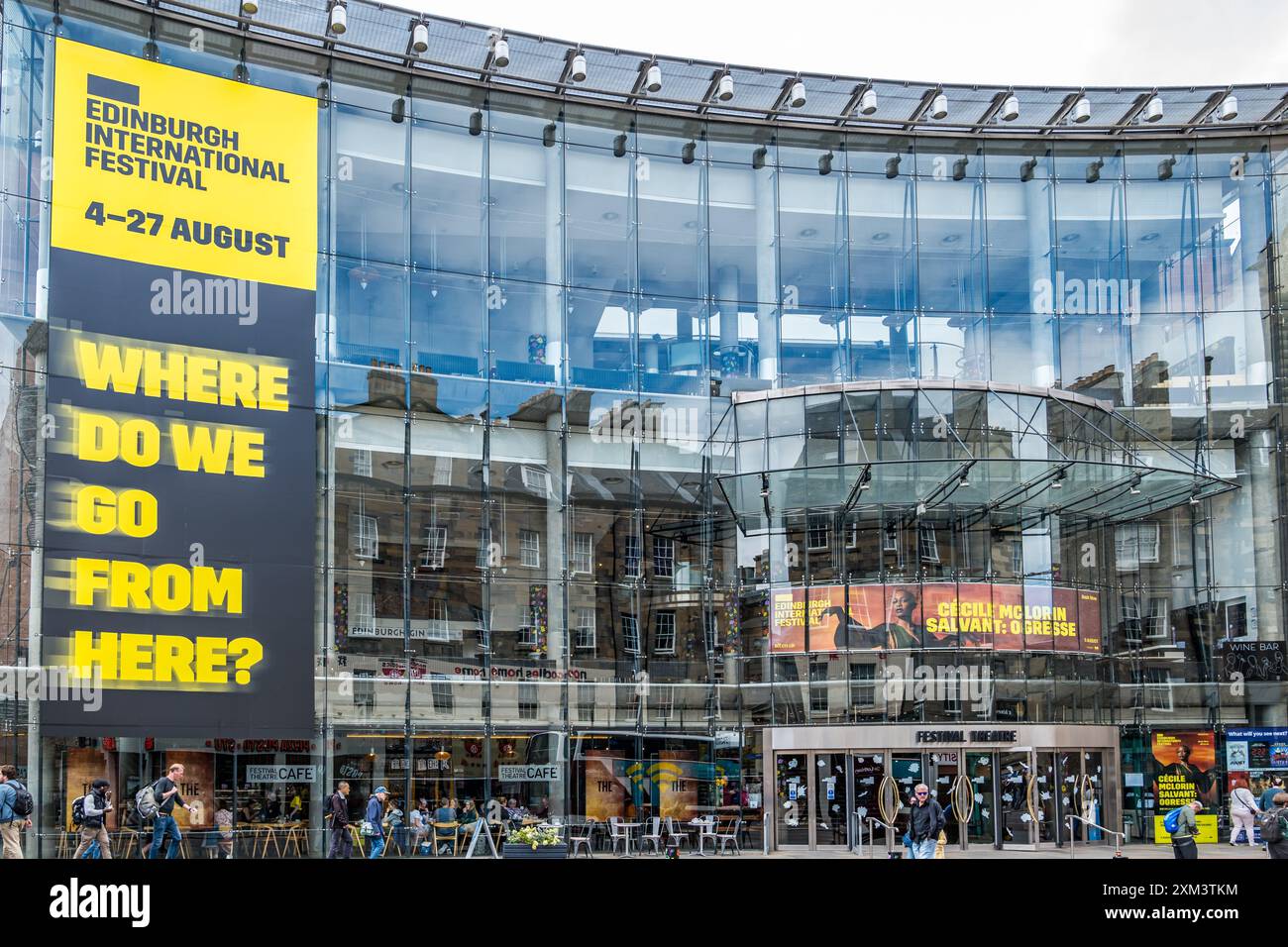 Festival Theatre mit Edinburgh International Festival Banner 2023, Schottland, Großbritannien Stockfoto