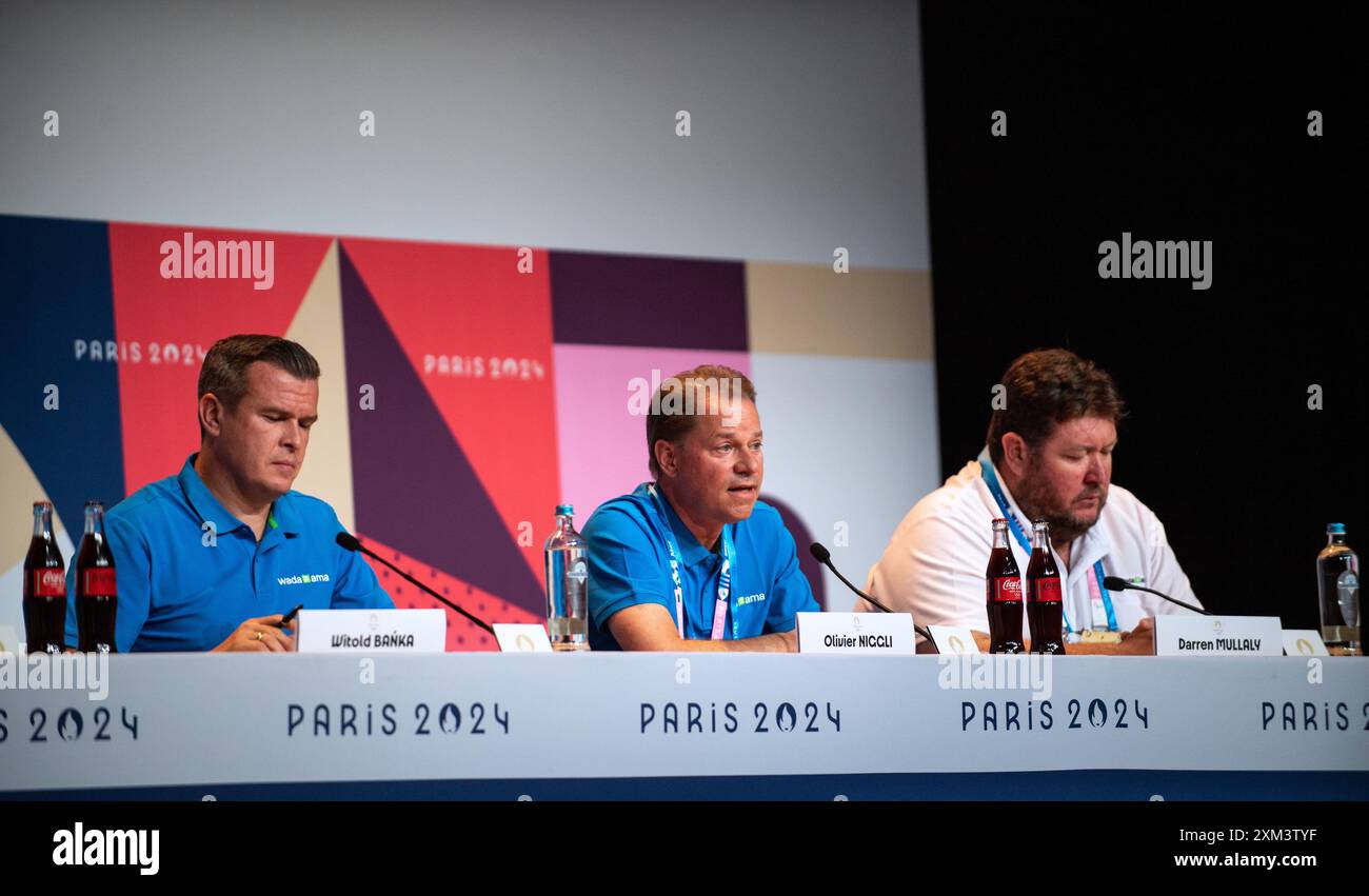 Paris, Frankreich. Juli 2024. Der Generaldirektor der Welt-Anti-Doping-Agentur (WADA) Olivier Niggli (C) spricht während einer Pressekonferenz am 25. Juli 2024 in Paris. Quelle: Wu Huiwo/Xinhua/Alamy Live News Stockfoto