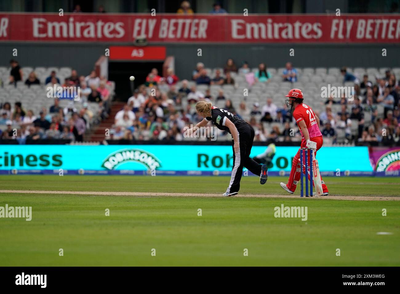 Old Trafford, Machester, Großbritannien. Donnerstag, 25. Juli 2024. The Hundred: Manchester Originals Women vs Welsh Fire Women in Emirates Old Trafford. Fi Morris, der noch einen Bowling macht. James Giblin/Alamy Live News. Stockfoto