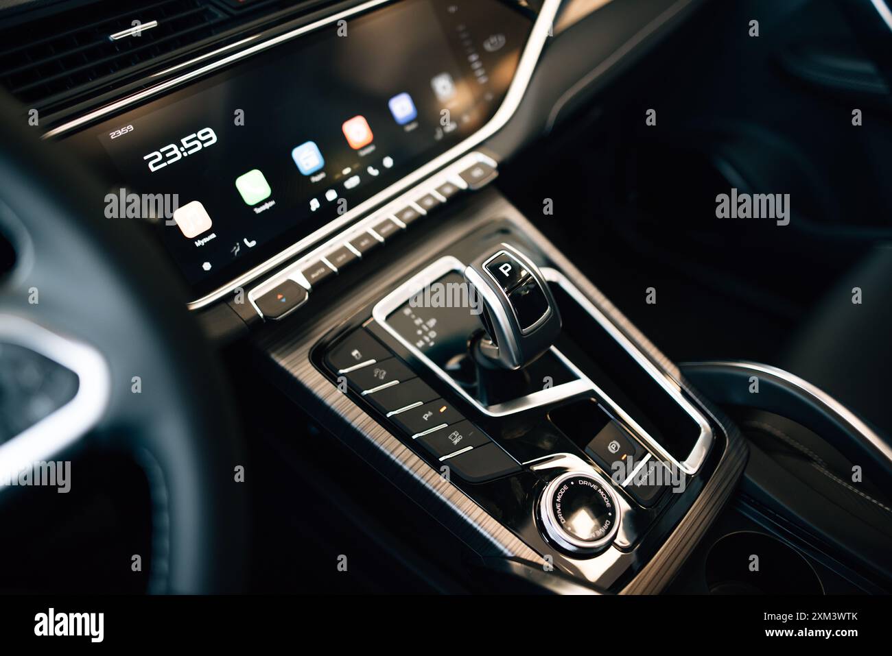 Automatikgetriebe mit Leder eines Luxusautos. Schwarze Innenausstattung mit Chromdetails Stockfoto