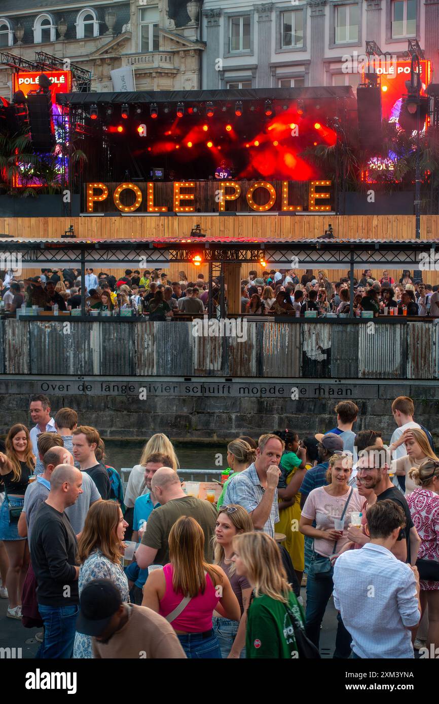 Zuschauer auf der Tribüne auf der Graslei beobachten Pole Podium während des Gentse Feesten / Gent Stadtfestes, Sommerfeste in Flandern, Belgien Stockfoto