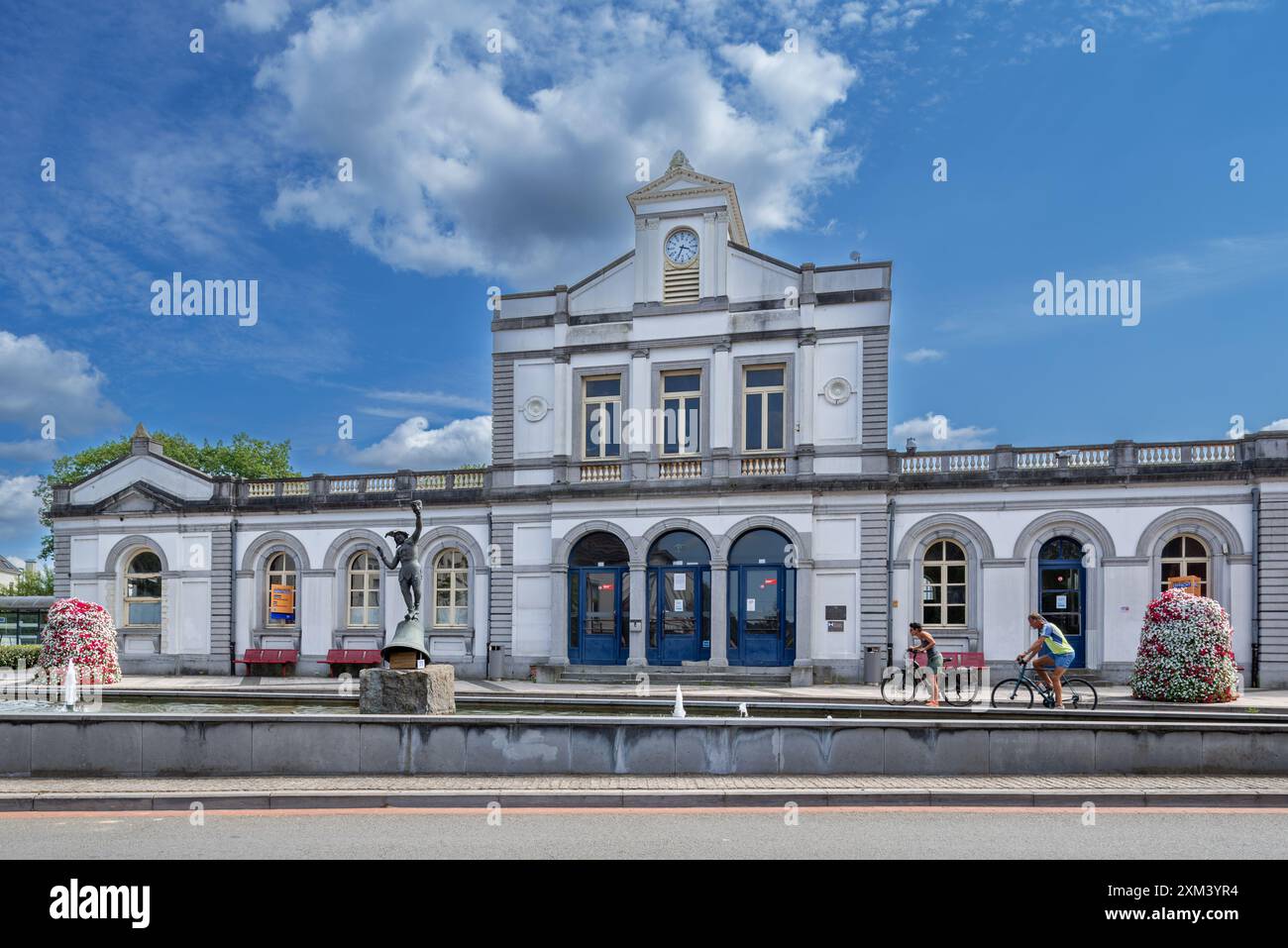 Bahnhof im klassizistischen Stil in der Stadt Ronse/Renaix, ältester Bahnhof des europäischen Kontinents, Ostflandern, Belgien Stockfoto