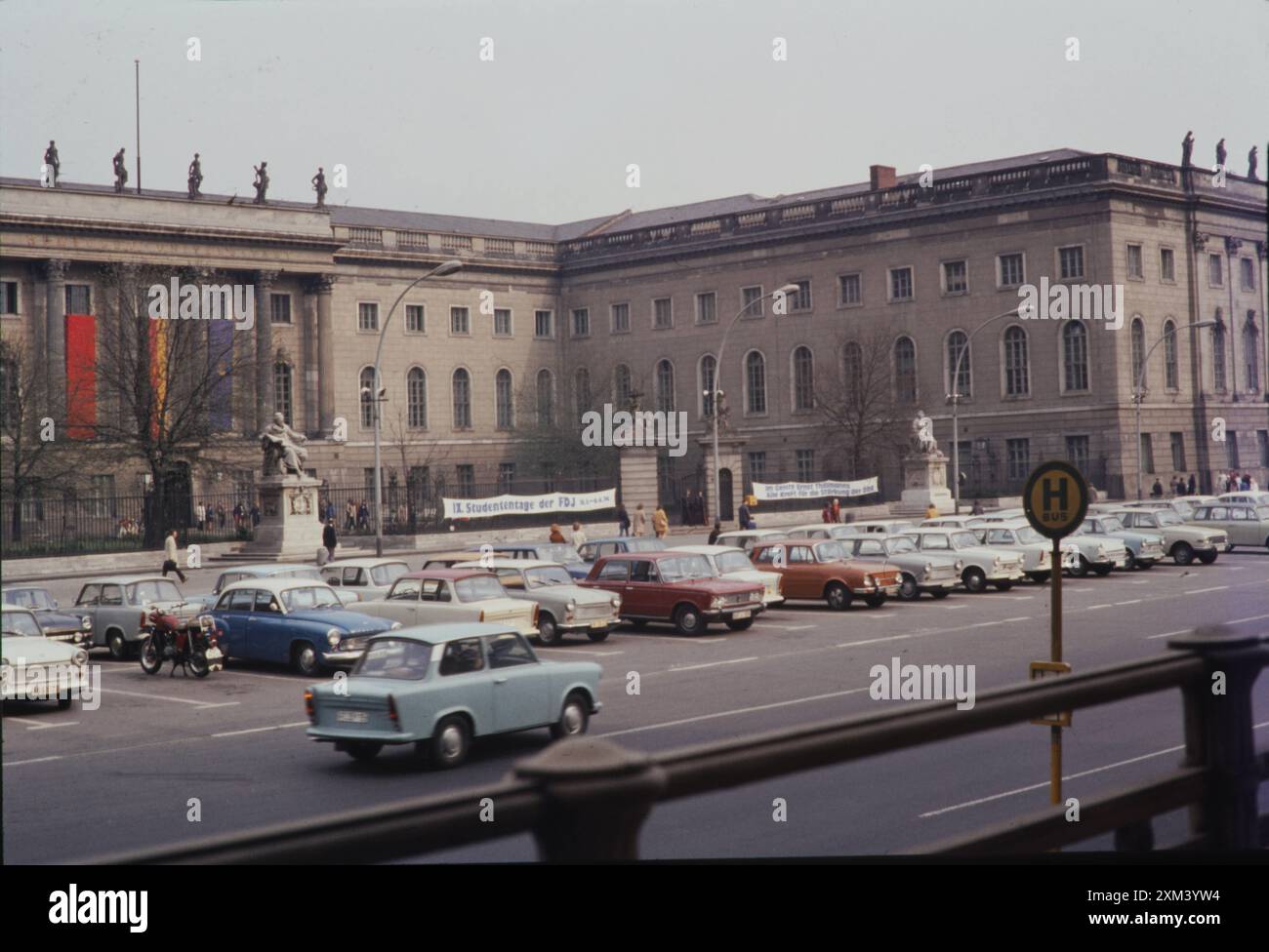 Berlin DE, 20240101, Aufnahme Berlin, ca. 1986, Stadtansicht, Parkende Autos vor der universität unter den Linden *** Berlin DE, 20240101, Foto Berlin, CA 1986, City View, geparkte Autos vor der Universität unter den Linden Stockfoto