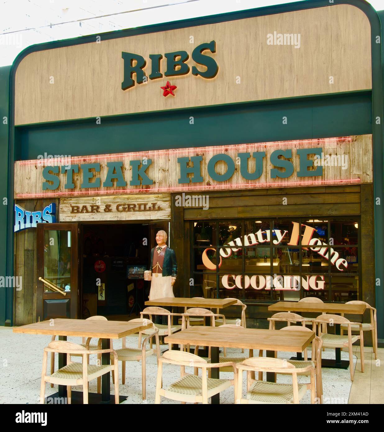 Ribs Steak House Bar & Grill Restaurant mit leeren Tischen vor dem Eingang in der Speisesaal des Einkaufszentrums Barakaldo Baskenland Spanien Stockfoto