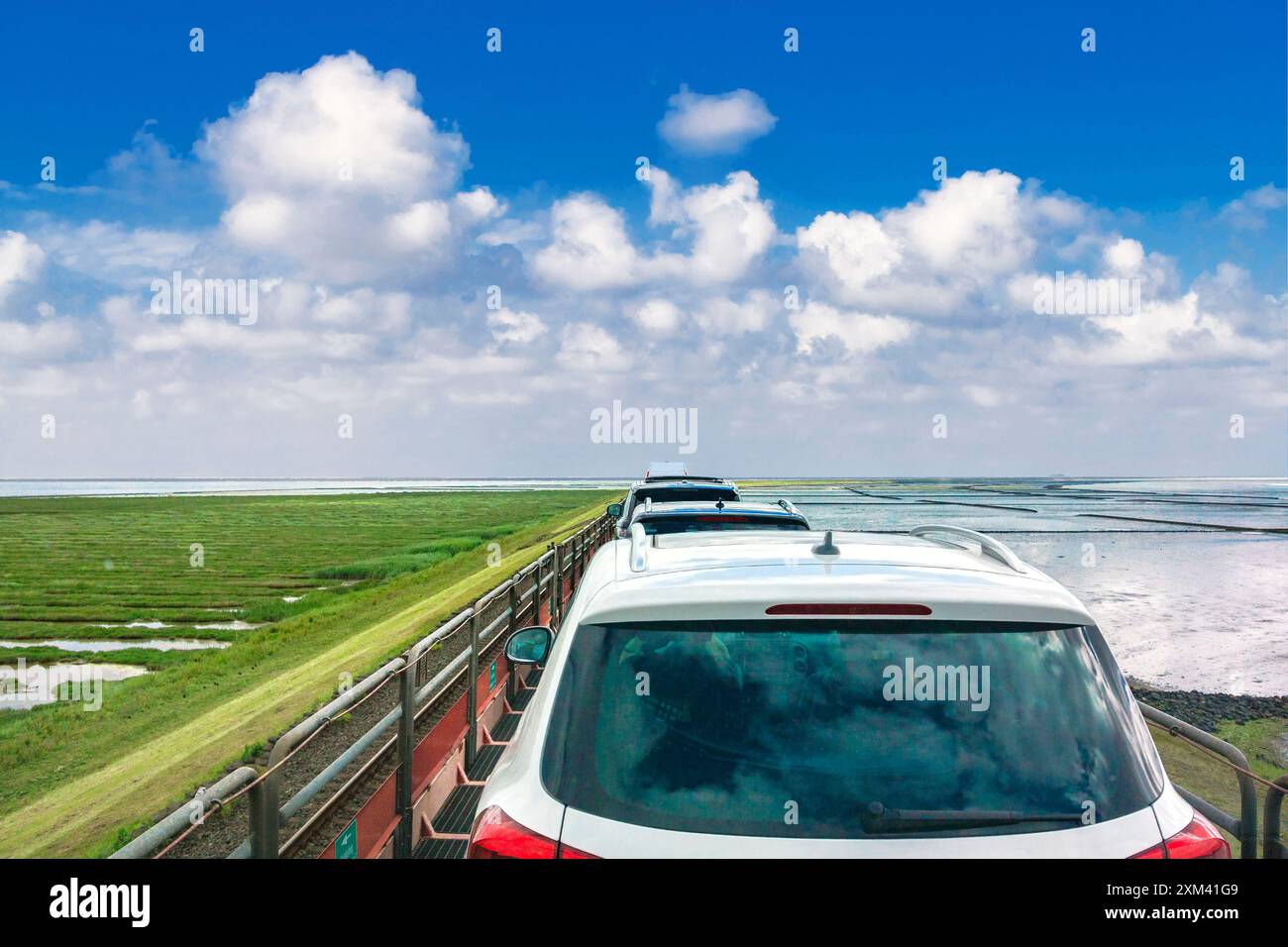 Eisenbahnshuttle mit Kraftfahrzeugen auf dem Hindenburgdamm zwischen Sylt und Niebül Stockfoto