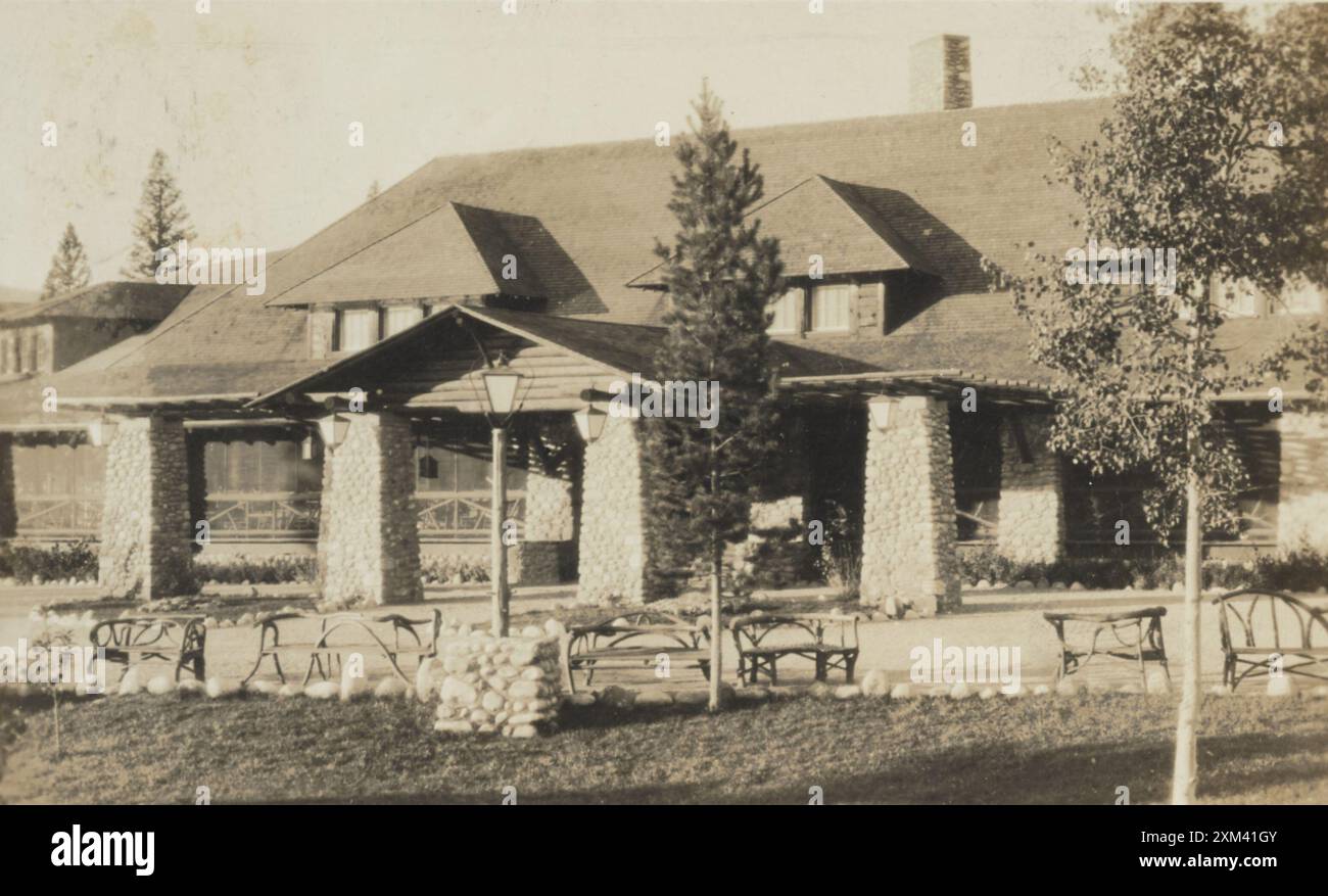 Historisches Vintage-Bild der Jasper Park Lodge um 1925. Haupteingang. Jasper Park Lodge Stockfoto