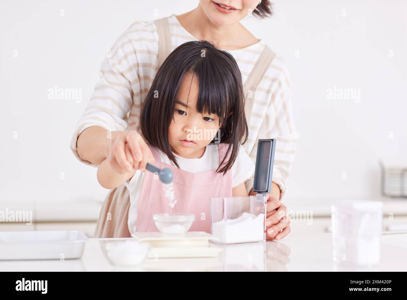 Japanische Mutter und Tochter kochen in der Küche Stockfoto