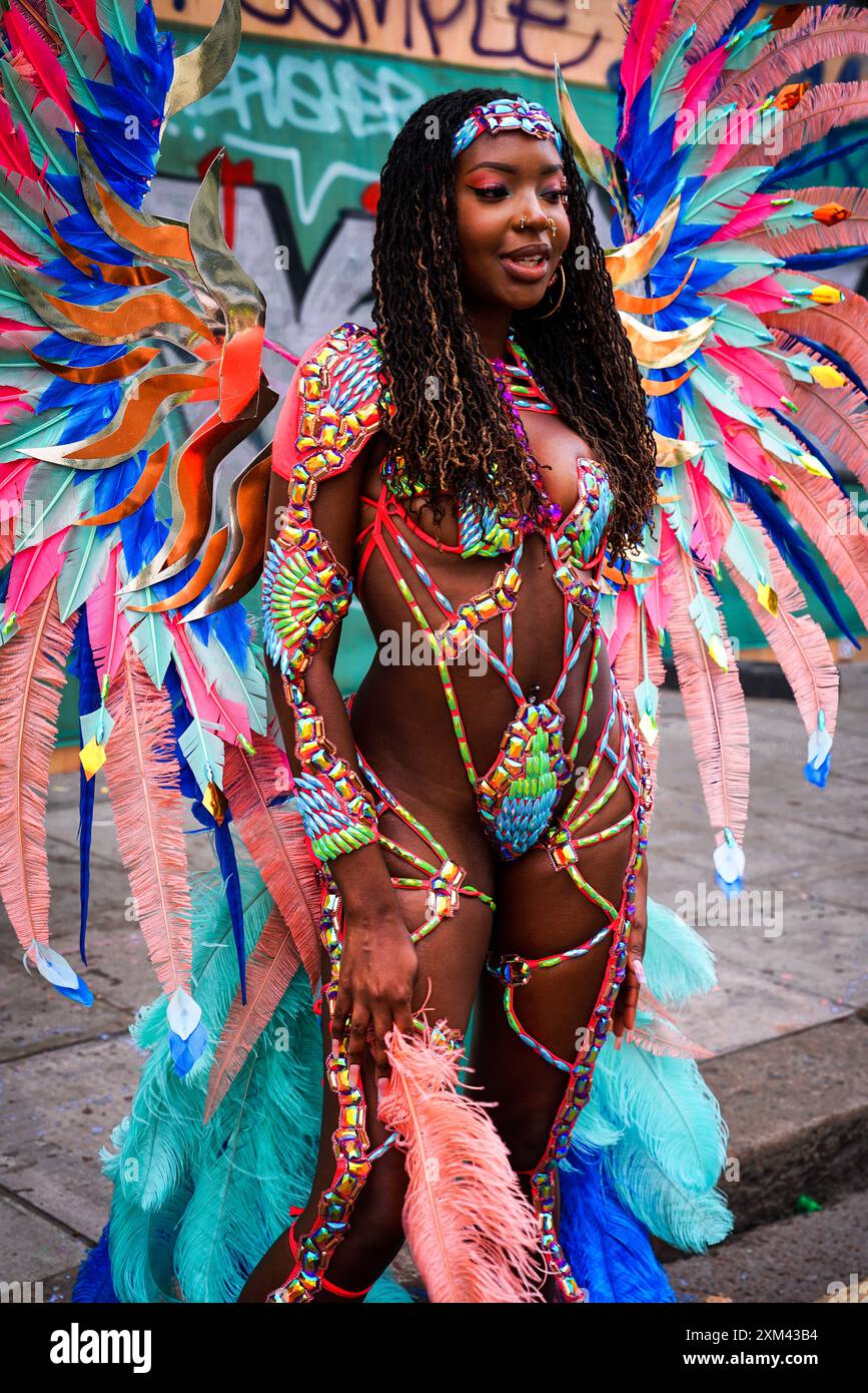 Eine schwarze junge Frau mit einem schicken Karnevalskostüm, Notting Hill Carnival in London, Großbritannien Stockfoto