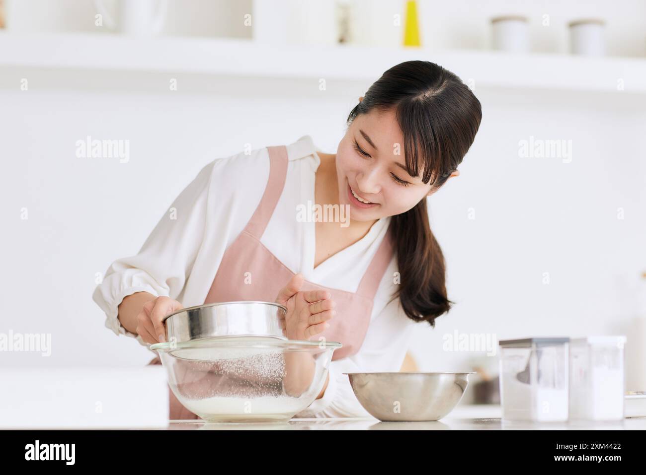 Japanische Frau Kochen in der Küche Stockfoto