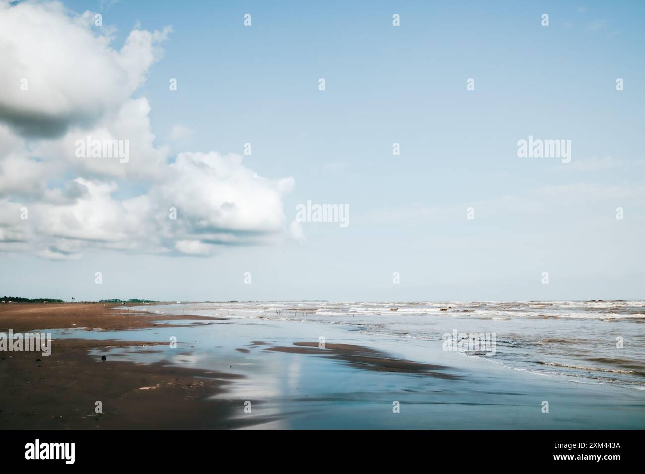 Das kaspische Meerwasser schwindet bei Ebbe Stockfoto