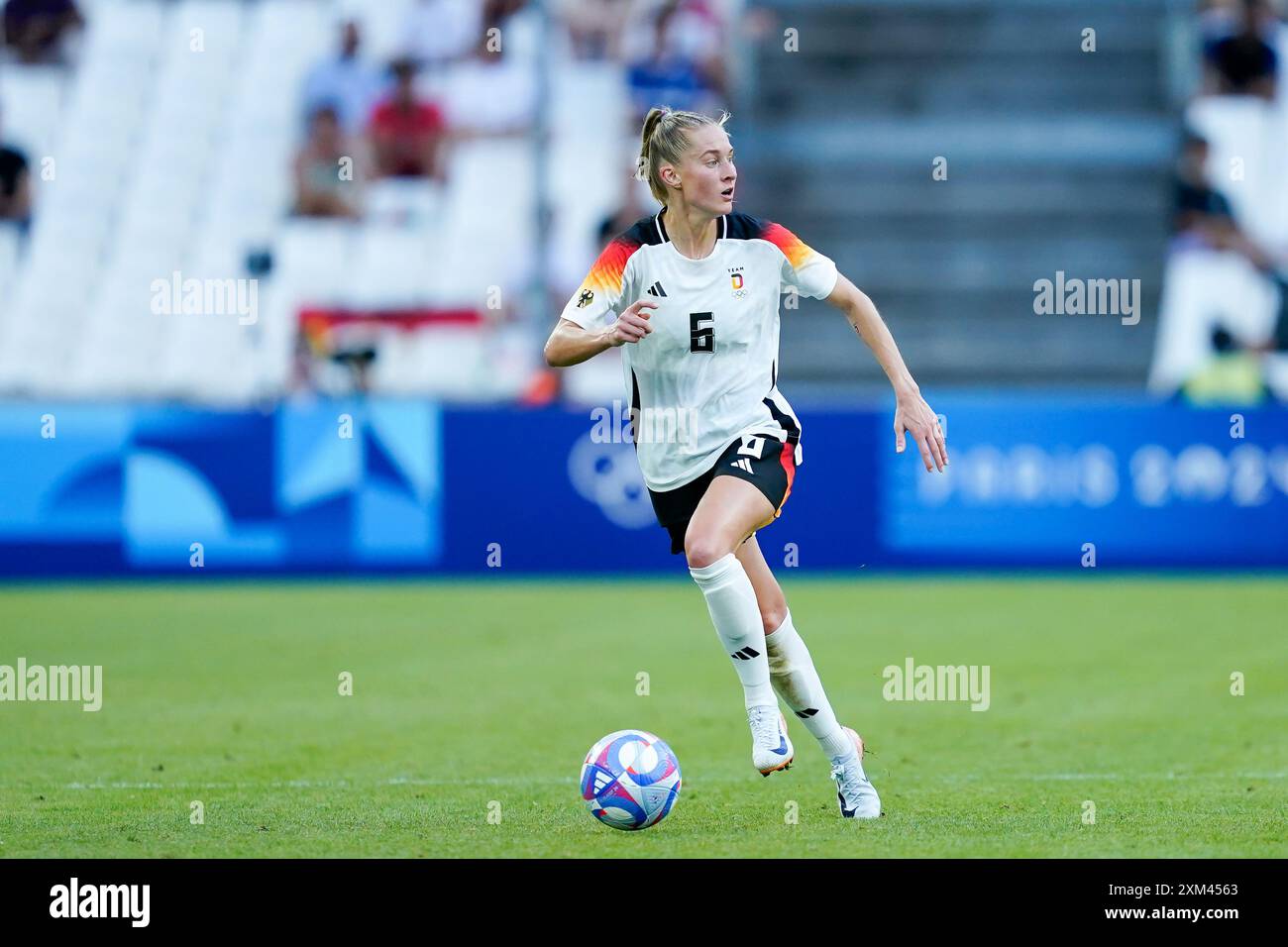 Marseille, Frankreich, 25. Juli 2024: Janina Minge (Deutschland, 6) kontrolliert den Ball während der Olympischen Spiele Paris 2024 Gruppe B Fußballspiel zwischen Deutschland und Australien im Stade de Marseille in Marseille. (Foto: Daniela Porcelli / SPP/Just Pictures/SIPA USA) Stockfoto