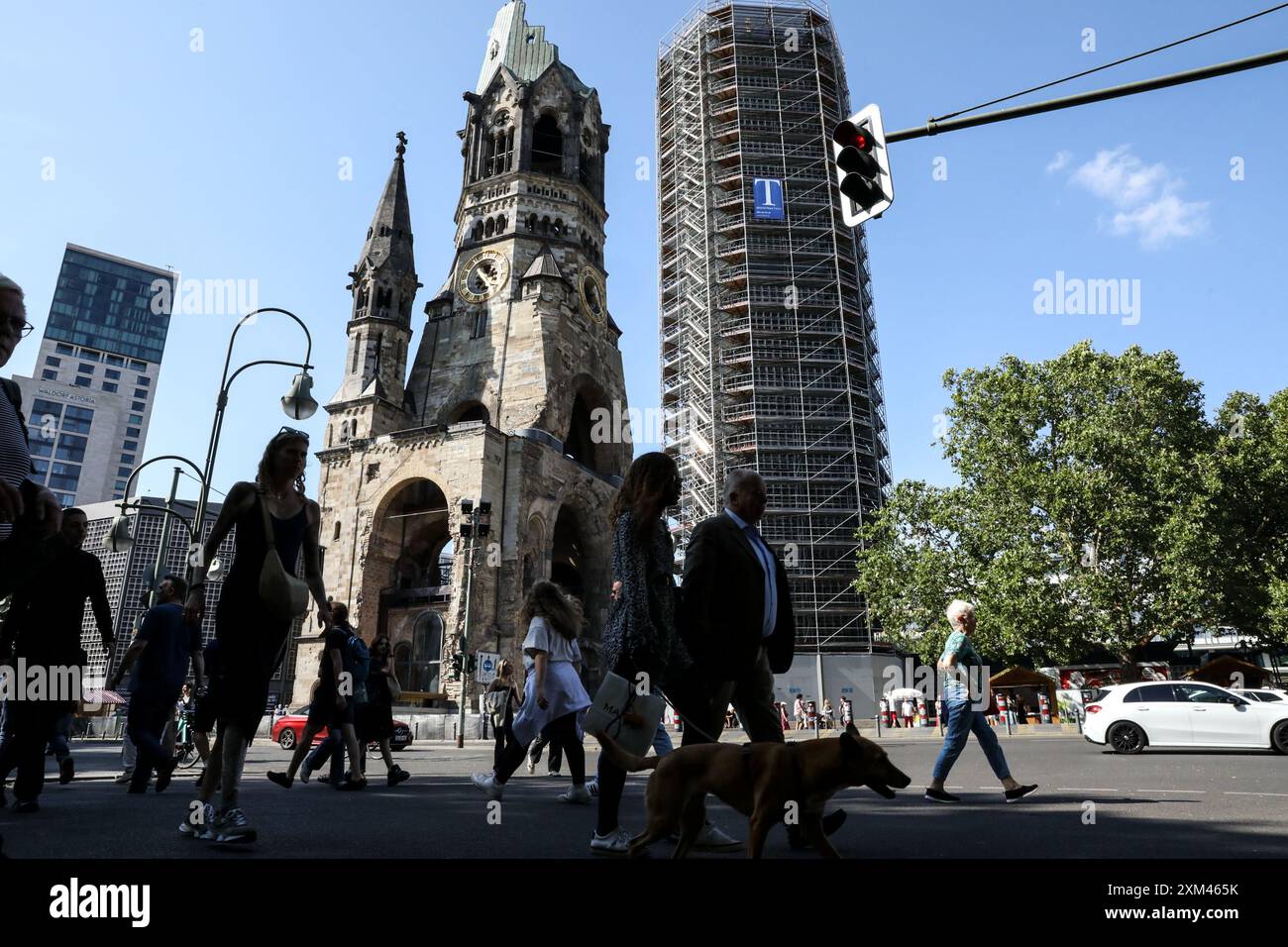 25. Juli 2024, Berlin, Deutschland: Während Deutschland sich am 25. Juli 2024 mit den anhaltenden wirtschaftlichen Herausforderungen auseinandersetzt, zeigen die täglichen Verbraucheraktivitäten in den belebten Straßen Berlins die Widerstandsfähigkeit und Routine seiner Bürger inmitten umfassenderer finanzieller Bedenken. Auf dem Kurfürstendamm und der Tauentzienstraße, einigen der berühmtesten Einkaufsstraßen der Stadt, schlendern und shoppen die Menschen weiter und bieten einen Schnappschuss vom Alltag gegen wirtschaftliche Unsicherheit. Heute zeigten Szenen aus dem Kurfürstendamm Käufer, die Taschen aus verschiedenen Geschäften trugen, darunter ein kleiner Junge, der in eine H&M ging, und Leute, die Sneakers im durchstöberten Stockfoto