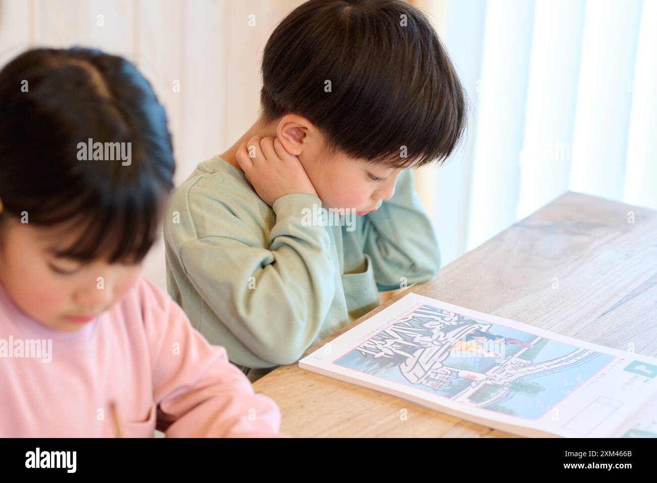 Japanische Kinder lernen zu Hause Stockfoto