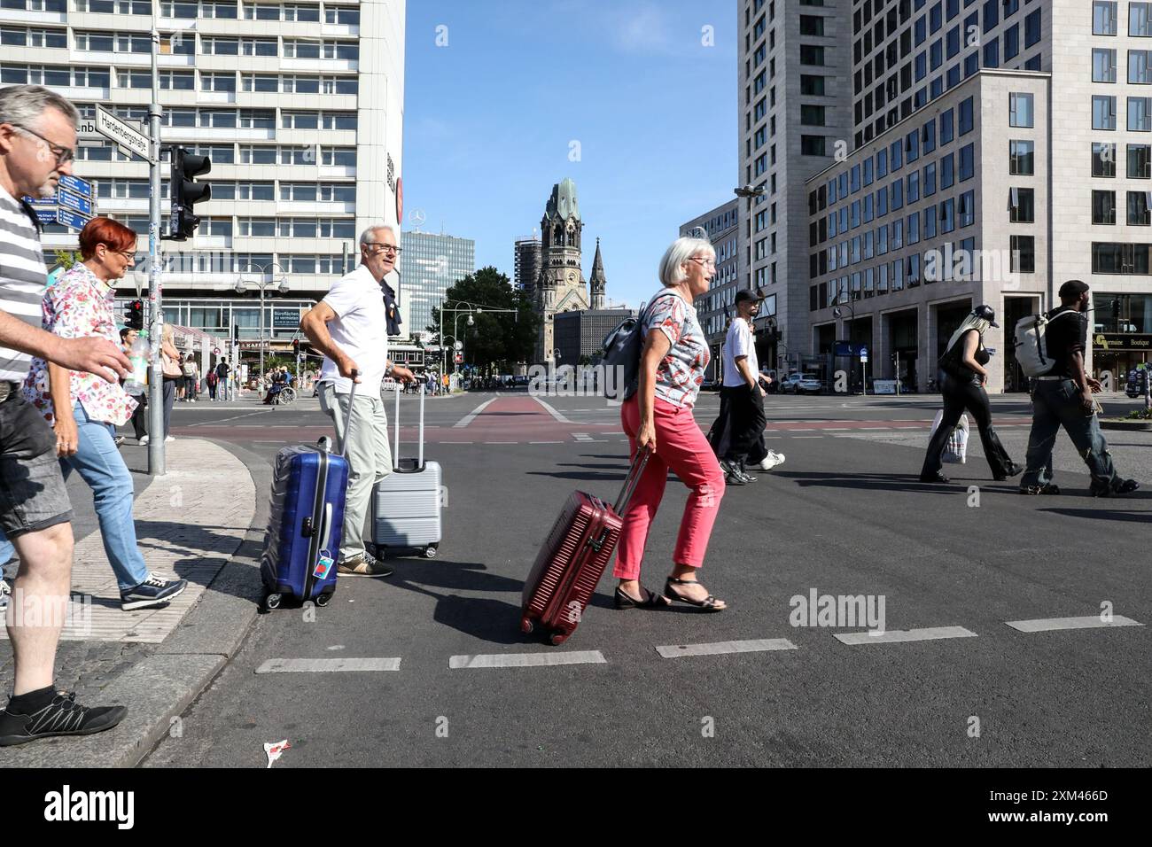 Während Deutschland am 25. Juli 2024 mit den anhaltenden wirtschaftlichen Herausforderungen konfrontiert ist, zeigen die täglichen Verbraucheraktivitäten in den belebten Straßen Berlins die Widerstandsfähigkeit und Routine seiner Bürger inmitten umfassenderer finanzieller Bedenken. Auf dem Kurfürstendamm und der Tauentzienstraße, einigen der berühmtesten Einkaufsstraßen der Stadt, schlendern und shoppen die Menschen weiter und bieten einen Schnappschuss vom Alltag gegen wirtschaftliche Unsicherheit. Heute wurden in Szenen aus dem Kurfürstendamm Käufer mit Taschen aus verschiedenen Läden gezeigt, darunter ein kleiner Junge, der in ein H&M eintrat, Leute, die im Nike Store Turnschuhe durchstöberten, und Gäste, die Spaß hatten Stockfoto