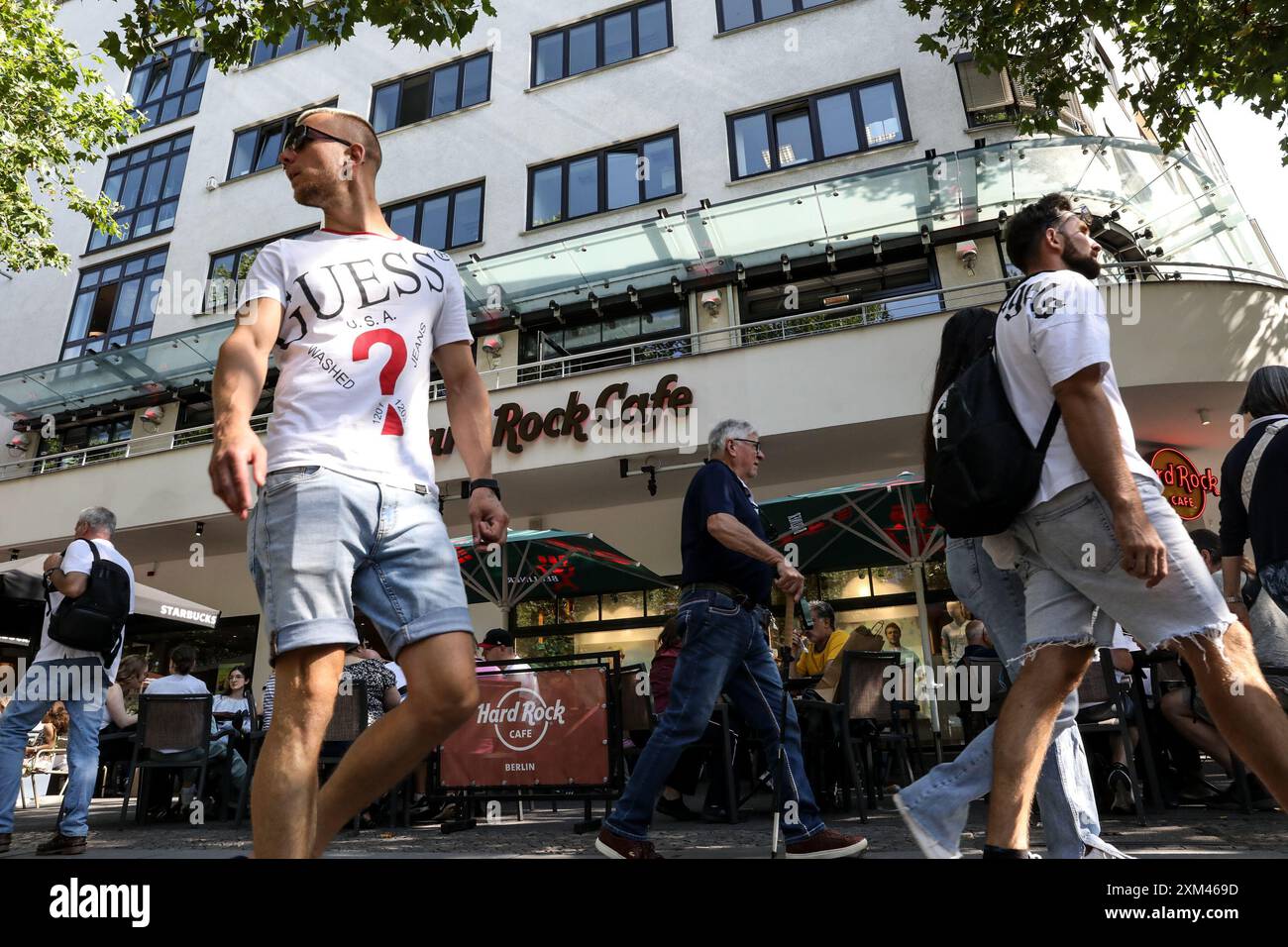 Während Deutschland am 25. Juli 2024 mit den anhaltenden wirtschaftlichen Herausforderungen konfrontiert ist, zeigen die täglichen Verbraucheraktivitäten in den belebten Straßen Berlins die Widerstandsfähigkeit und Routine seiner Bürger inmitten umfassenderer finanzieller Bedenken. Auf dem Kurfürstendamm und der Tauentzienstraße, einigen der berühmtesten Einkaufsstraßen der Stadt, schlendern und shoppen die Menschen weiter und bieten einen Schnappschuss vom Alltag gegen wirtschaftliche Unsicherheit. Heute wurden in Szenen aus dem Kurfürstendamm Käufer mit Taschen aus verschiedenen Läden gezeigt, darunter ein kleiner Junge, der in ein H&M eintrat, Leute, die im Nike Store Turnschuhe durchstöberten, und Gäste, die Spaß hatten Stockfoto