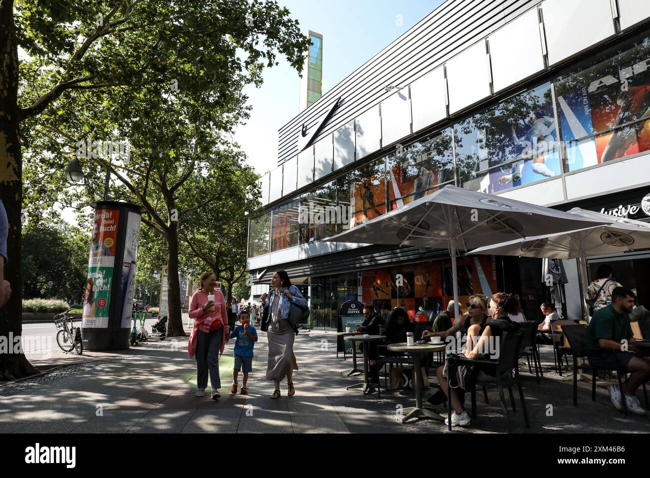 25. Juli 2024, Berlin, Deutschland: Während Deutschland sich am 25. Juli 2024 mit den anhaltenden wirtschaftlichen Herausforderungen auseinandersetzt, zeigen die täglichen Verbraucheraktivitäten in den belebten Straßen Berlins die Widerstandsfähigkeit und Routine seiner Bürger inmitten umfassenderer finanzieller Bedenken. Auf dem Kurfürstendamm und der Tauentzienstraße, einigen der berühmtesten Einkaufsstraßen der Stadt, schlendern und shoppen die Menschen weiter und bieten einen Schnappschuss vom Alltag gegen wirtschaftliche Unsicherheit. Heute zeigten Szenen aus dem Kurfürstendamm Käufer, die Taschen aus verschiedenen Geschäften trugen, darunter ein kleiner Junge, der in eine H&M ging, und Leute, die Sneakers im durchstöberten Stockfoto