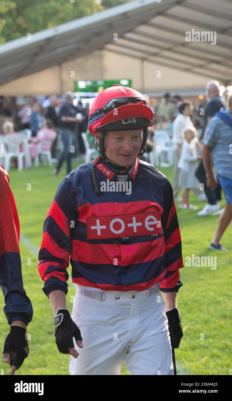 Windsor, Berkshire, Großbritannien. Juli 2024. Jockey William Carson, bevor er in den Fitzdares Sprint Series Handicap Stakes (Klasse 4) (Windsor Sprint Series Qualifier) auf der Royal Windsor Racecourse in Windsor, Berkshire, fuhr. Kredit: Maureen McLean/Alamy Stockfoto