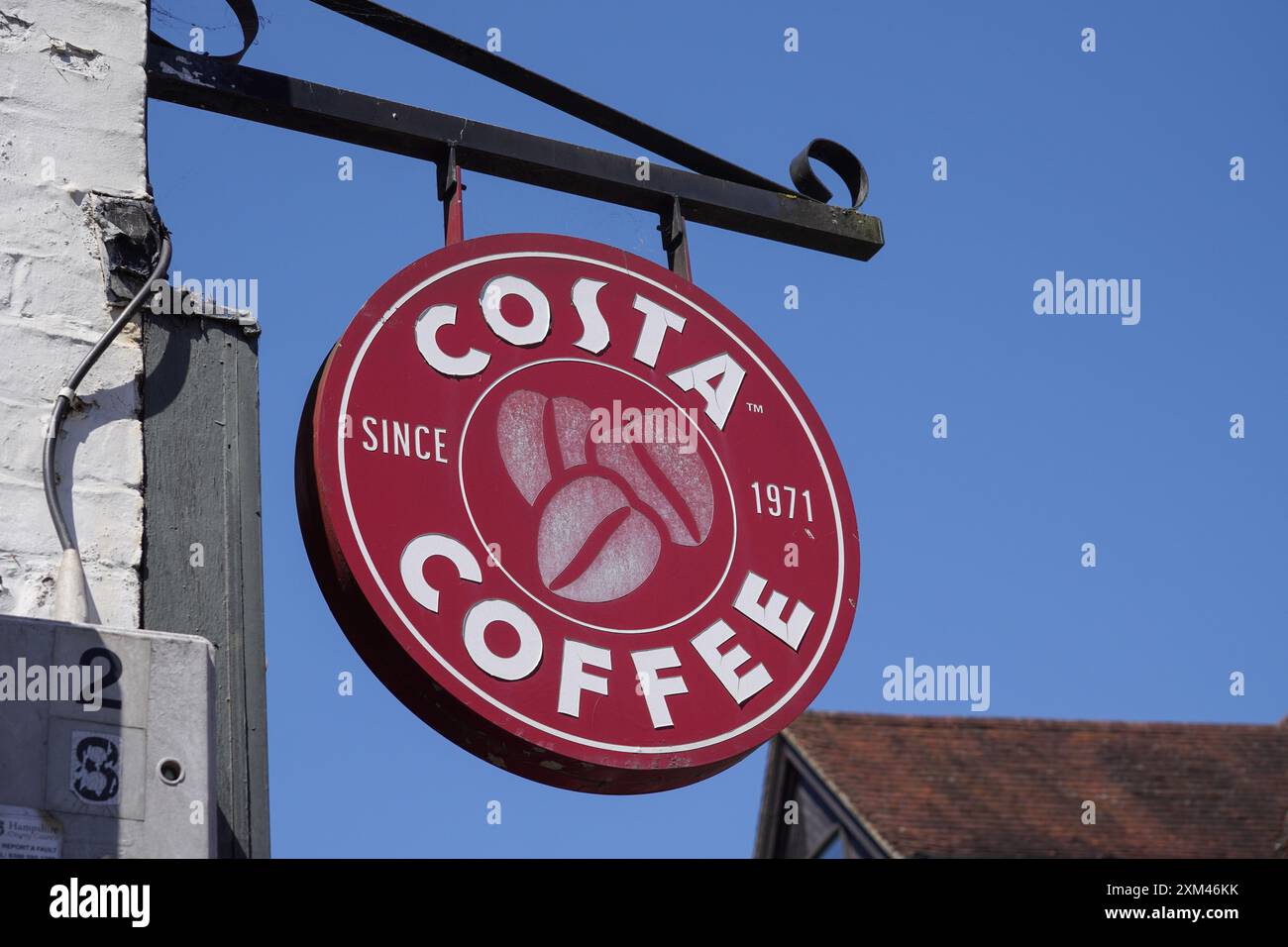 Lyndhurst UK 19. Juli 2024 – Logo der Marke Costa Coffee auf dem Schild des beliebten Coffee Shops in Großbritannien. Stockfoto