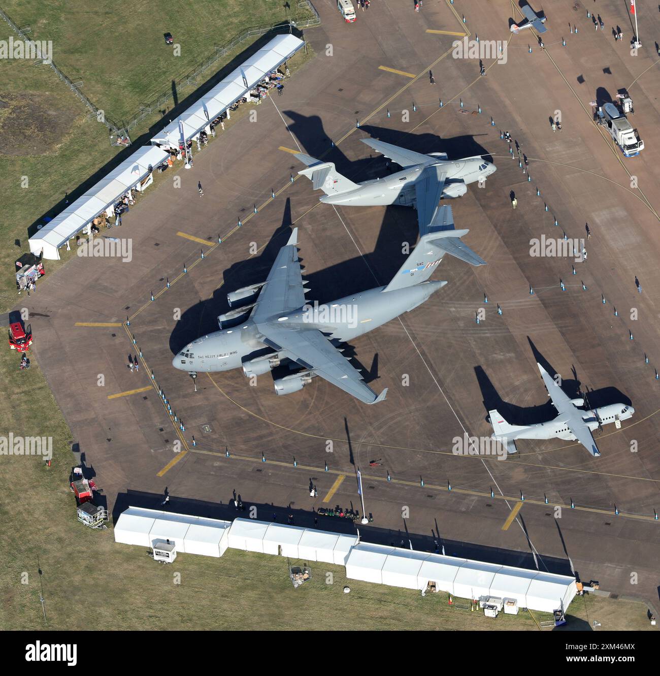Luftaufnahme von Flugzeugen in der statischen Anzeige bei der jährlichen Royal International Air Tattoo 2024 bei der RAF Fairford in England. Stockfoto