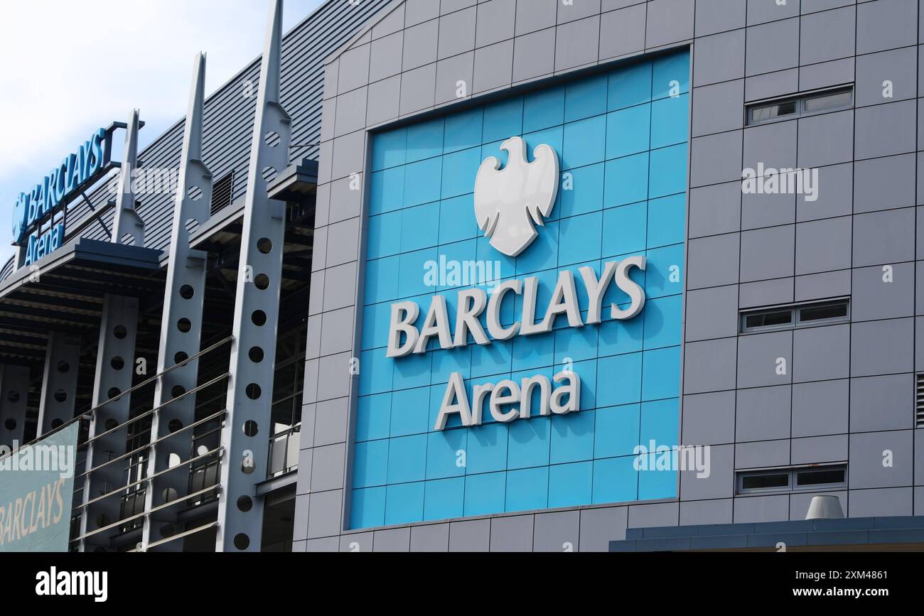 24.07.2024, xcex, DE, Hamburg, Volksparkstadion, US- SaenininTaylor Swift tritt in Hamburg mit Ihrer The Eras Tour auf, Barclays Arena, Symbol, Schriftzug, Marke, Symbolbild *** 24 07 2024, xcex, DE, Hamburg, Volksparkstadion, die US-Sängerin Taylor Swift tritt in Hamburg auf mit ihr The Eras Tour, Barclays Arena, Symbol, Schriftzug, Marke, symbolisches Bild CE Stockfoto