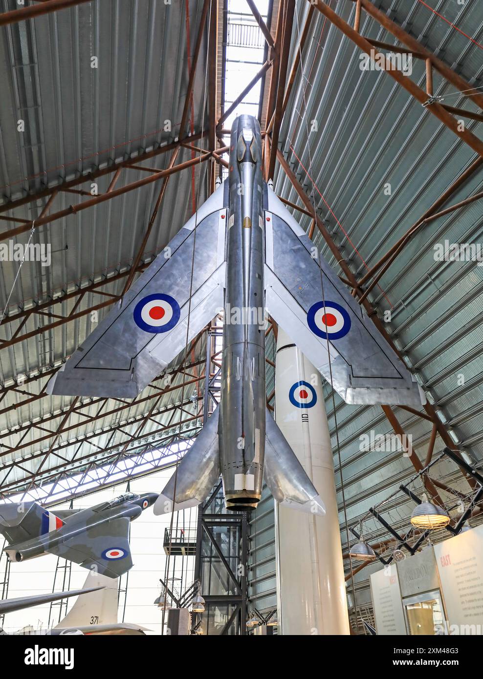 Ein P1B English Electric Lightning Flugzeug, das vom Dach des Royal Air Force Museum in Cosford, Shifnal, Shropshire, England, hängt. UK Stockfoto