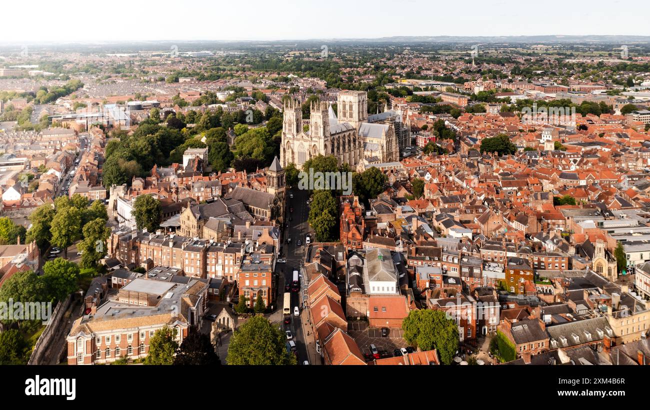 YORK, GROSSBRITANNIEN - 23. JULI 2024. Ein Blick aus der Vogelperspektive auf die Skyline der Stadt York in North Yorkshire, Großbritannien mit der Kathedrale des York Minster und dem Dach von Stockfoto