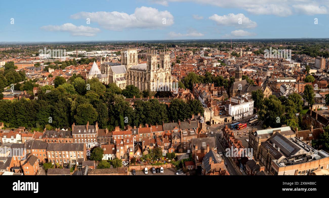 YORK, GROSSBRITANNIEN - 23. JULI 2024. Ein Blick aus der Vogelperspektive auf die Skyline der Stadt York in North Yorkshire, Großbritannien mit der Kathedrale des York Minster und dem Dach von Stockfoto