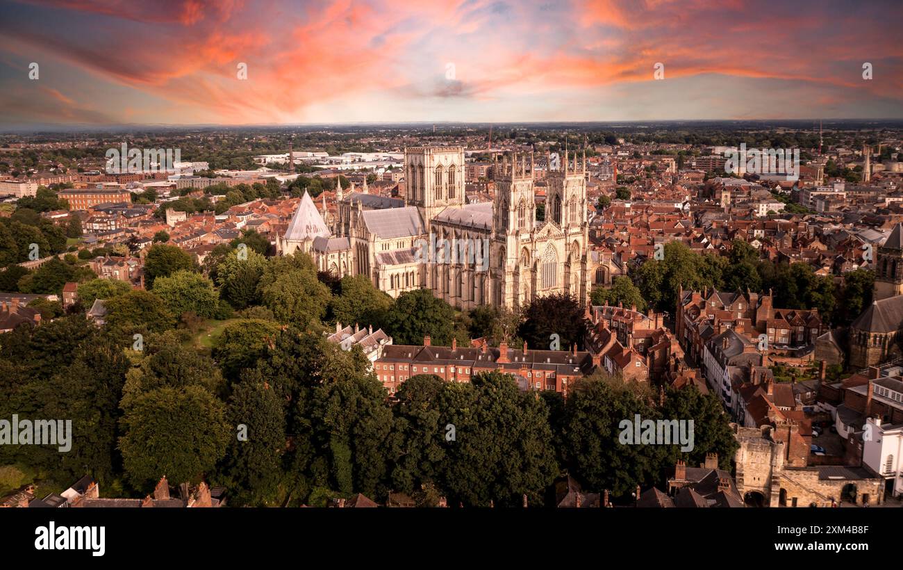 YORK, GROSSBRITANNIEN - 23. JULI 2024. Ein Blick aus der Vogelperspektive auf die Skyline der Stadt York in North Yorkshire, Großbritannien mit der Kathedrale des York Minster und dem Dach von Stockfoto