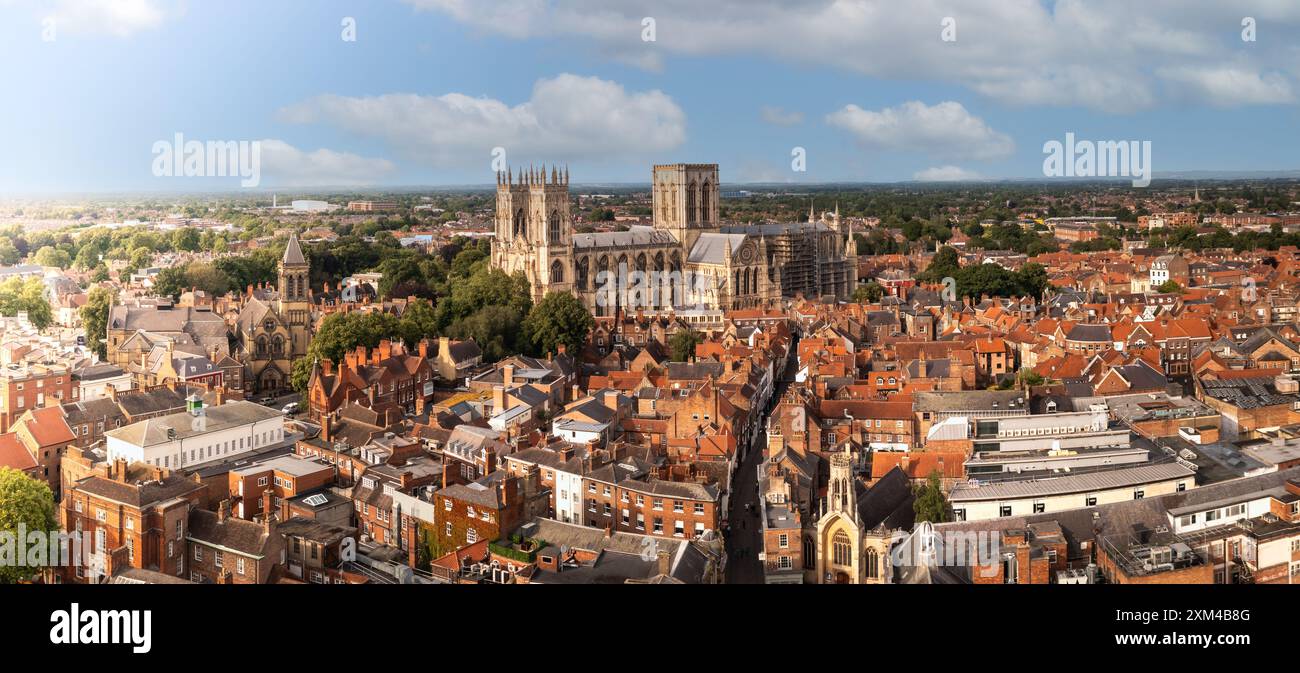 YORK, GROSSBRITANNIEN - 23. JULI 2024. Ein Blick aus der Vogelperspektive auf die Skyline der Stadt York in North Yorkshire, Großbritannien mit der Kathedrale des York Minster und dem Dach von Stockfoto