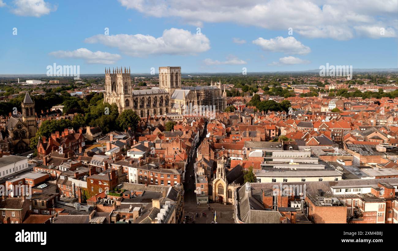 YORK, GROSSBRITANNIEN - 23. JULI 2024. Ein Blick aus der Vogelperspektive auf die Skyline der Stadt York in North Yorkshire, Großbritannien mit der Kathedrale des York Minster und dem Dach von Stockfoto