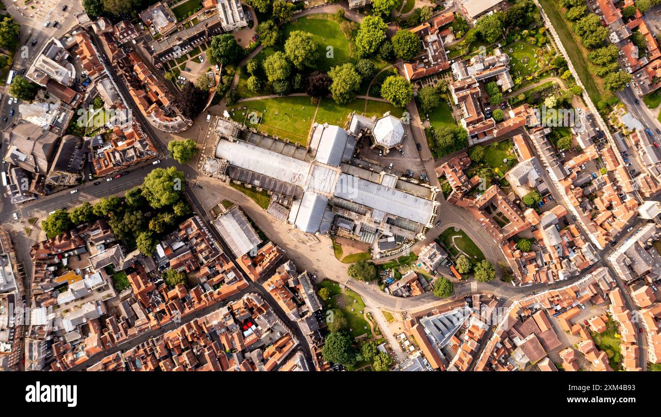 Von oben nach unten direkt über der Stadt York in North Yorkshire mit der Kathedrale York Minster und den umliegenden Gebieten in einer Kartenansicht Stockfoto