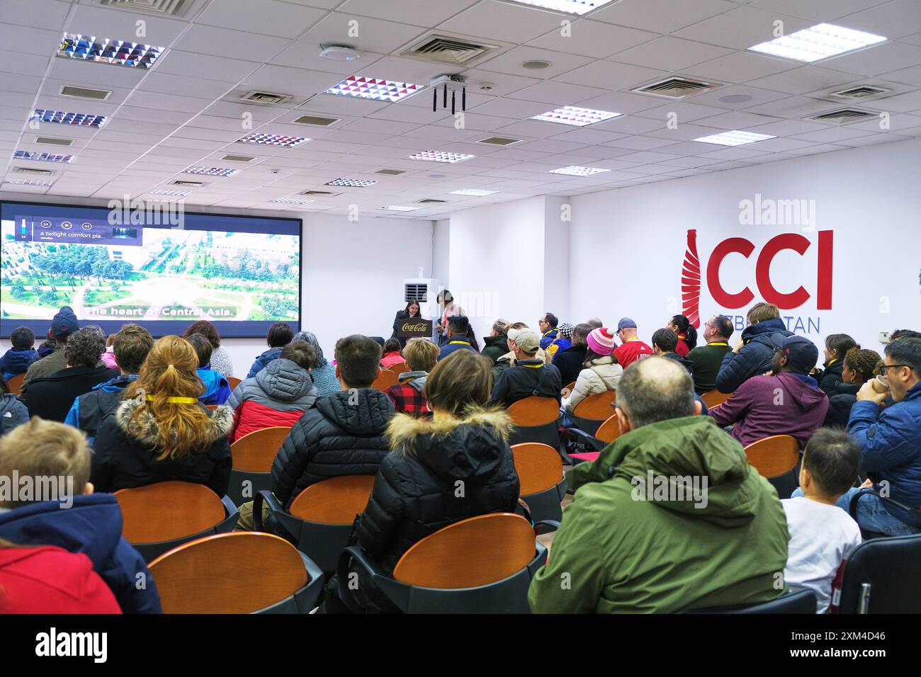 Eine Tourgruppe hört sich eine Präsentation in einem Konferenzraum an. In der CCI Coca Cola Soda Fabrik in Taschkent, Usbekistan. Stockfoto