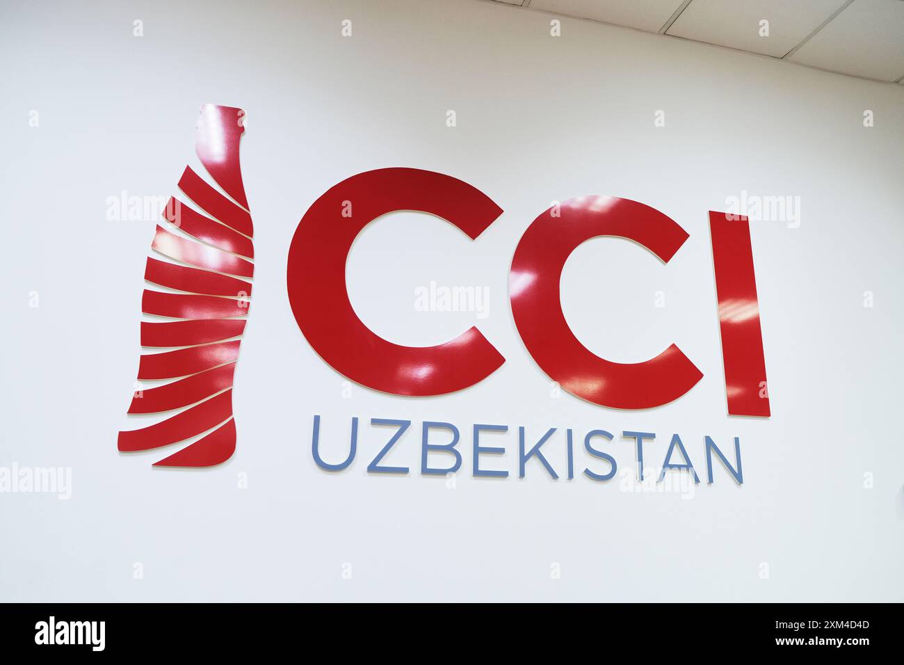 Ausschnitt aus CCI, Coca Cola International mit ikonischem rotem Flaschendesign. In der CCI Coca Cola Soda Fabrik in Taschkent, Usbekistan. Stockfoto