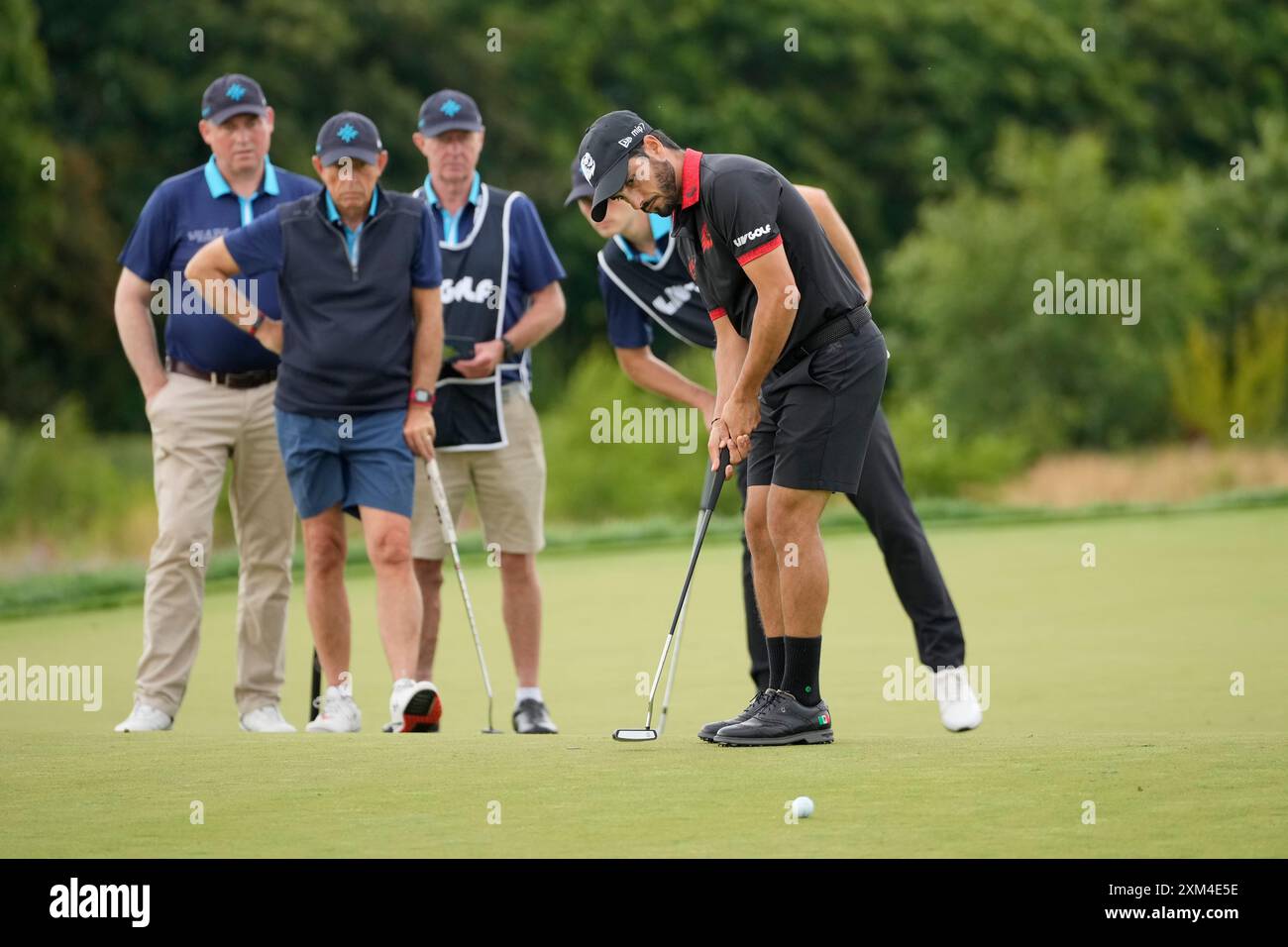 Juli 2024; JCB Golf & amp; Country Club, Rocester, Uttoxeter, England; LIV UK Golf League, Pro-am Day; Abraham Ancer vom Fireballs GC zeigt seinen Amateurpartnern die Linie seines Putts während des Donnerstag Pro-am Stockfoto