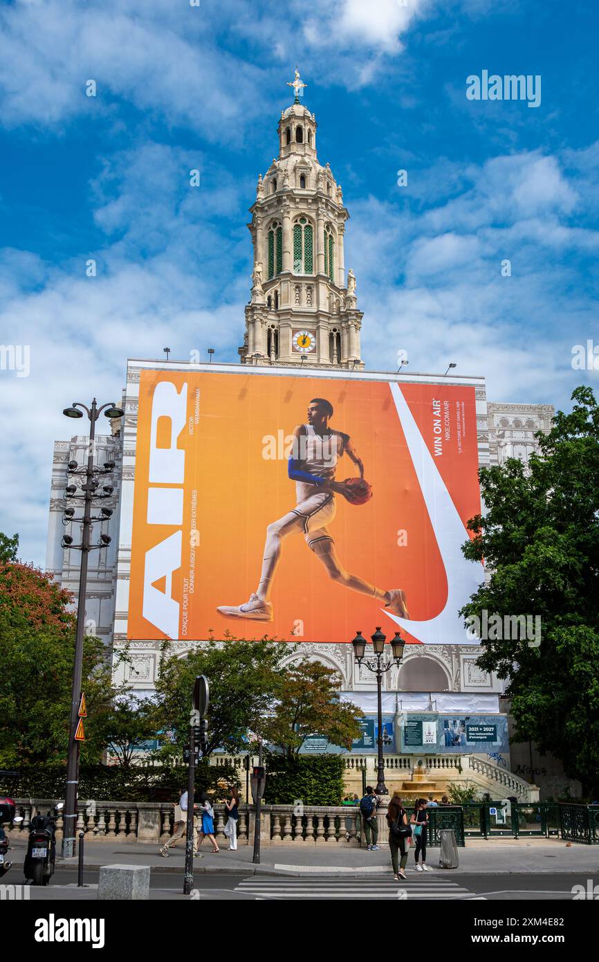 Werbetafel für Nike Air mit dem französischen Basketballspieler Victor Wembanyama über den Gerüsten an der Fassade der Kirche Sainte-Trinité Stockfoto