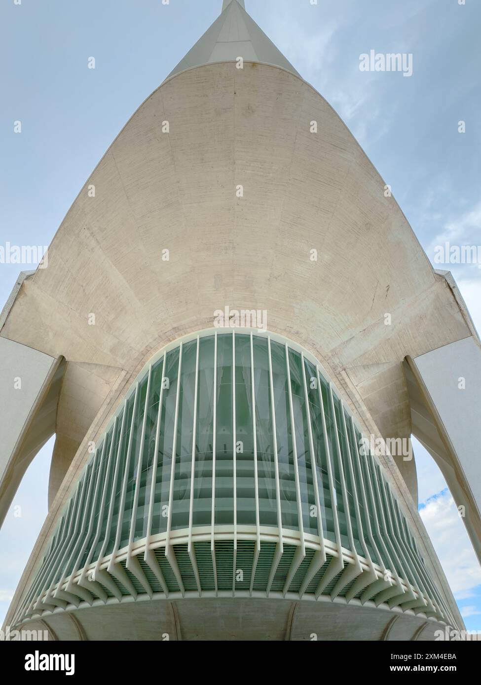 Futuristisches Gebäude mit geschwungenen Glas- und Metallelementen, mit fortschrittlichem architektonischem Design, innovativen strukturellen Details und moderner urbaner Ästhetik. Stockfoto