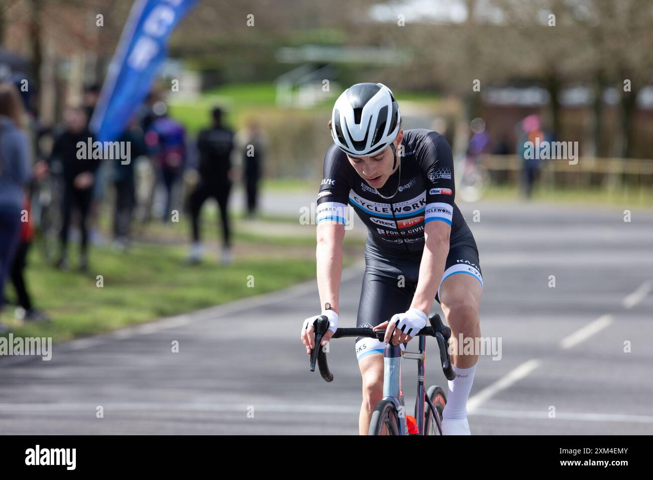 Jamie Whitcher überquert die Linie für den 3. Platz beim RCR Fatcreations The Kennel Hill Classic, Großbritannien, 30/03/2024, Credit:Chris Wallis/Alamy Live AC Stockfoto