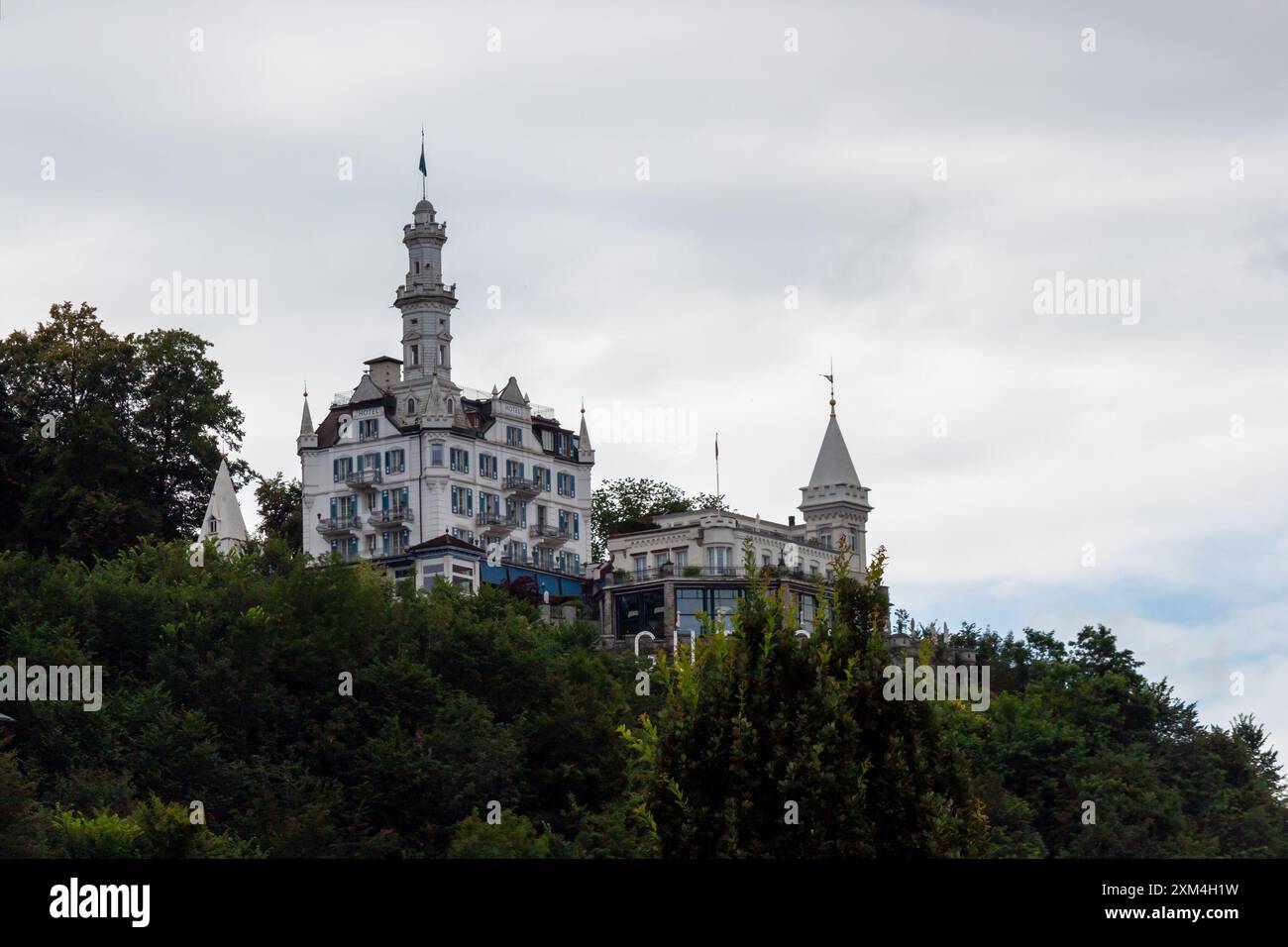 LUZERN, SCHWEIZ - 13. JULI 2024: Chateau Gutsch, Hotel in Luzern, Schweiz Stockfoto