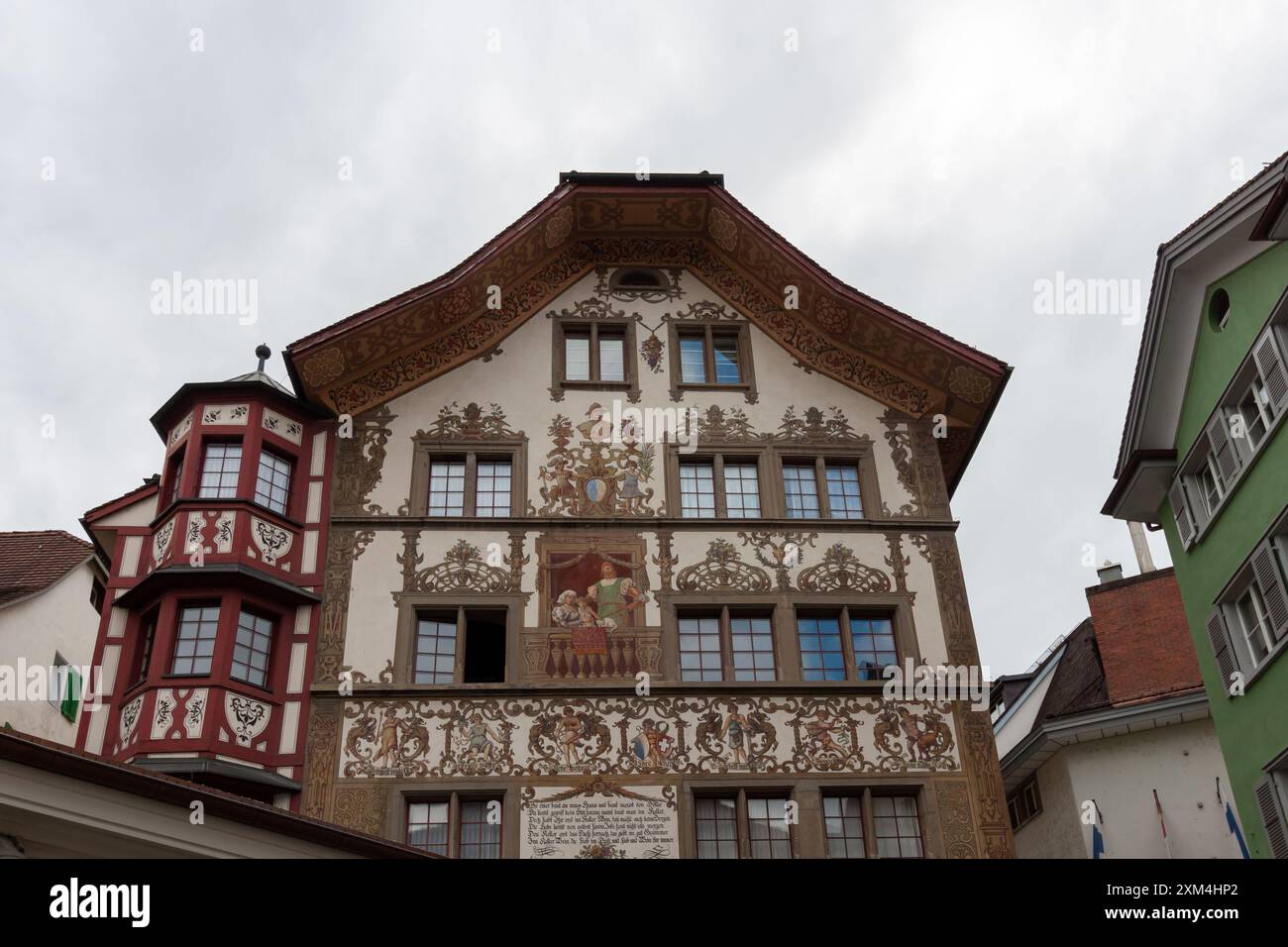 LUZERN, SCHWEIZ - 13. JULI 2024: Märchenmalerei an der Wand eines mittelalterlichen Hauses in Luzern, Schweiz Stockfoto