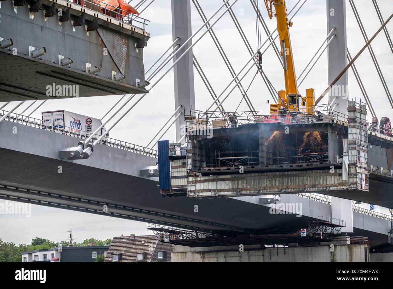 Abriss der alten A40 Rheinbrücke Neuenkamp, daneben der erste Teil der neuen Rheinbrücke bei Duisburg, die alte Brücke ist Stockfoto