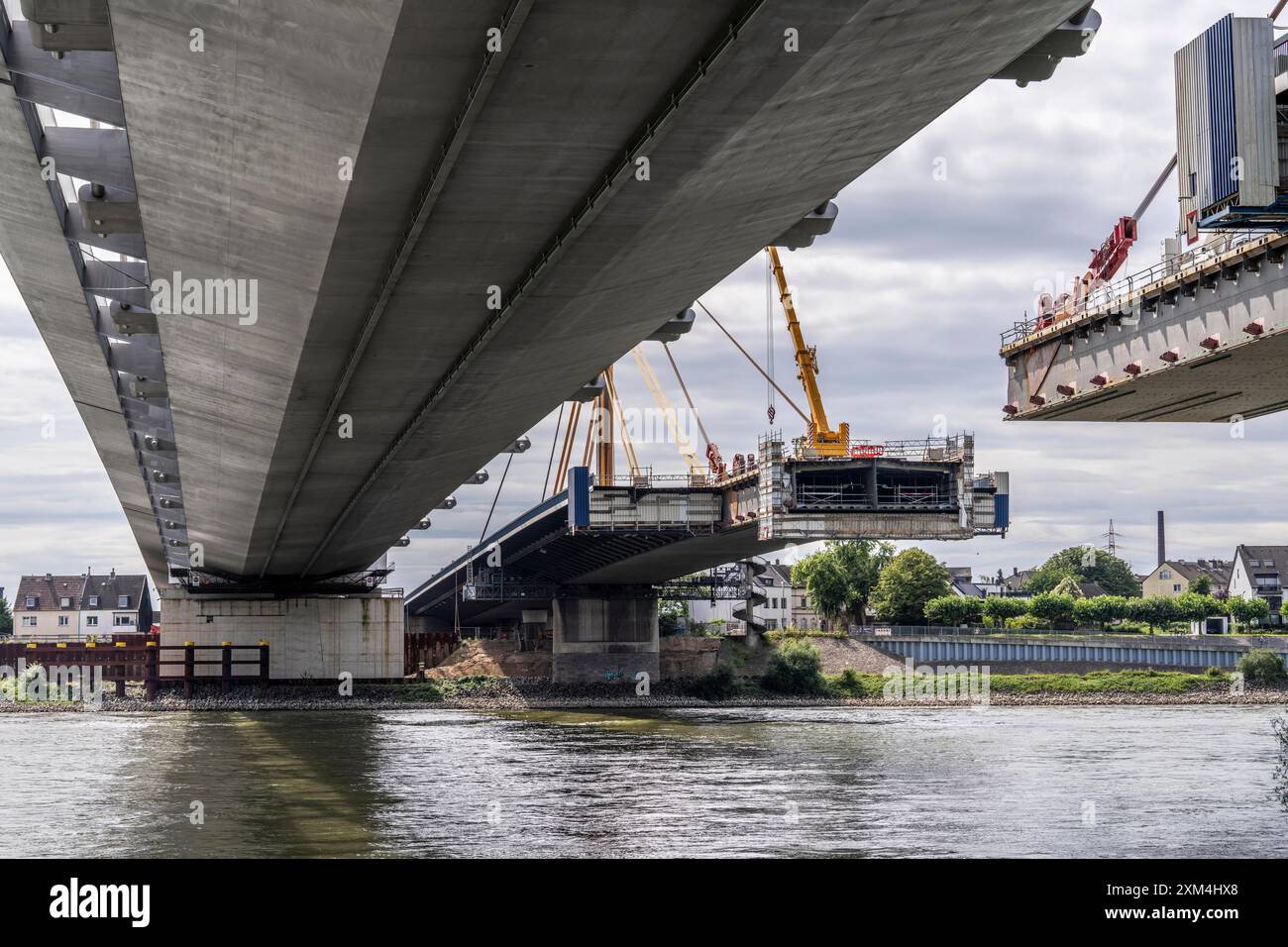 Abriss der alten A40 Rheinbrücke Neuenkamp, daneben der erste Teil der neuen Rheinbrücke bei Duisburg, die alte Brücke ist Stockfoto