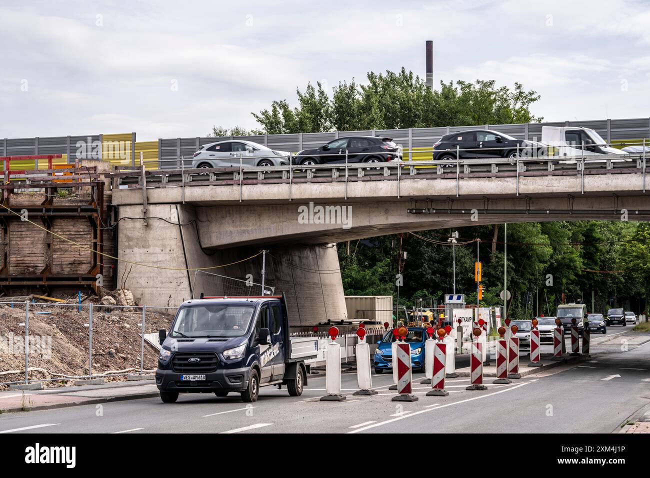 A40 Autobahnbrücke, Neubau, die alte Brücke war baufällig, über die Straße Schlütershof, Duisburg-Neuenkamp, starker Verkehr in der Nähe des Hafens, Stockfoto