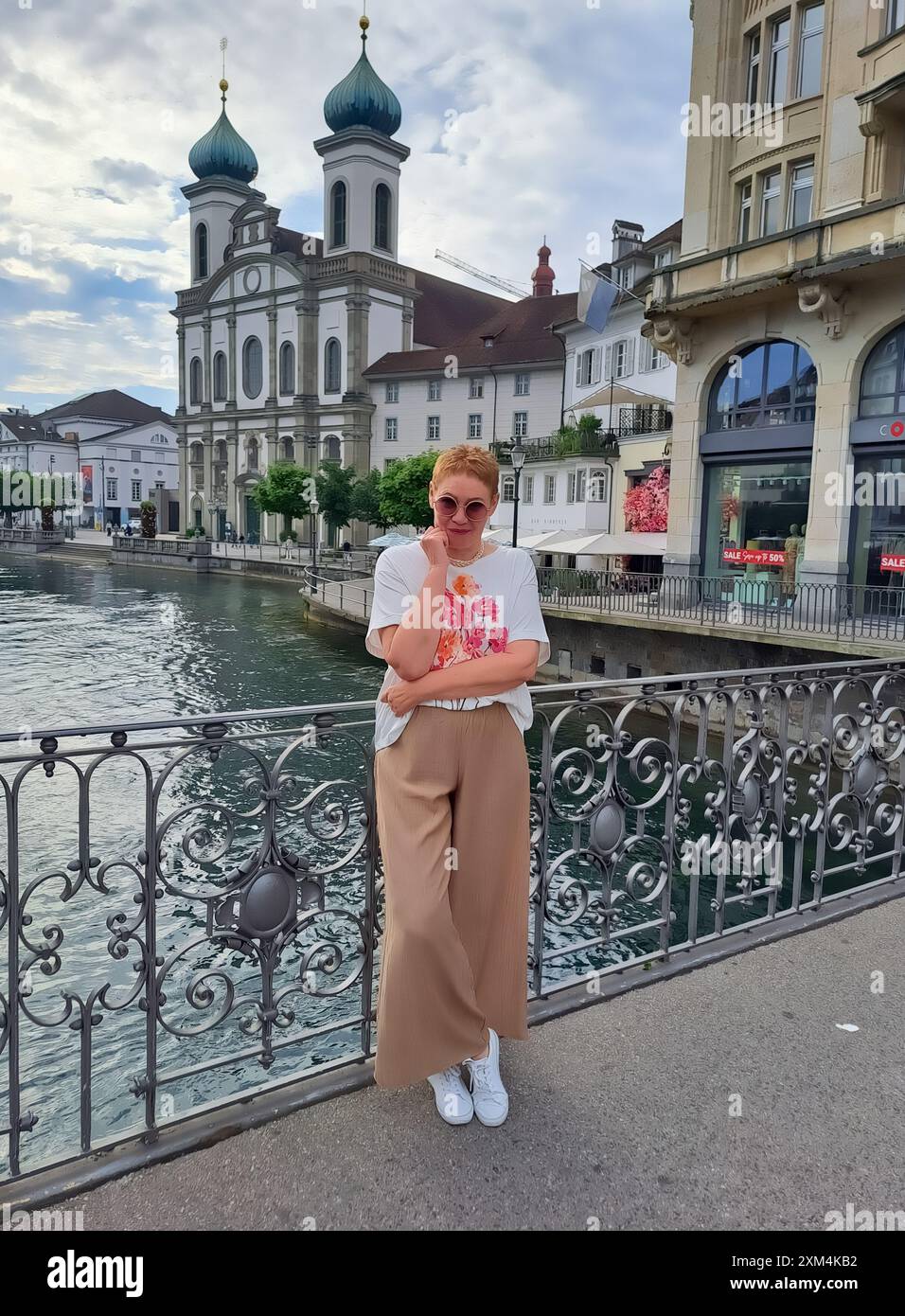 Illustration des touristischen Inhalts. Wunderschöner Blick auf die Straßen der Stadt, Zentrum der Stadt. Urlaub in Luzern, Schweiz Stockfoto