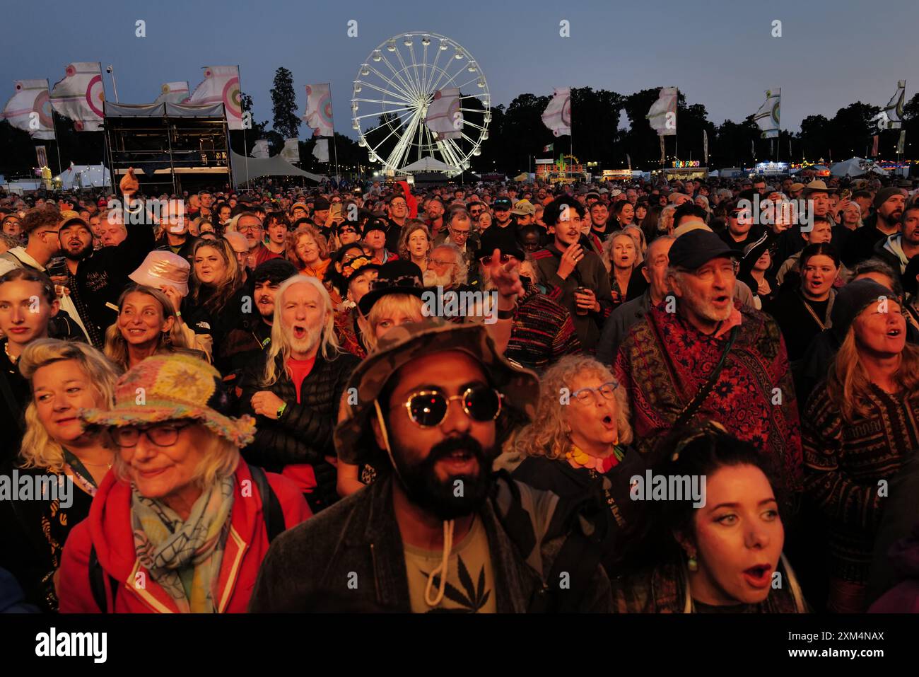 Malmesbury, England, Großbritannien. Juli 2024. Das WOMAD (World of Music, Arts and Dance) Festival beginnt im Charlton Park, Wiltshire, wo es um die globale Musik, Kunst und Kultur geht. Die Veranstaltung bietet Auftritte internationaler Künstler, Workshops, Imbissstände und vielfältige kulturelle Darbietungen, die den Teilnehmern ein lebendiges und immersives Erlebnis bieten. (Kreditbild: © Joao Daniel Pereira/ZUMA Press Wire) NUR REDAKTIONELLE VERWENDUNG! Nicht für kommerzielle ZWECKE! Stockfoto