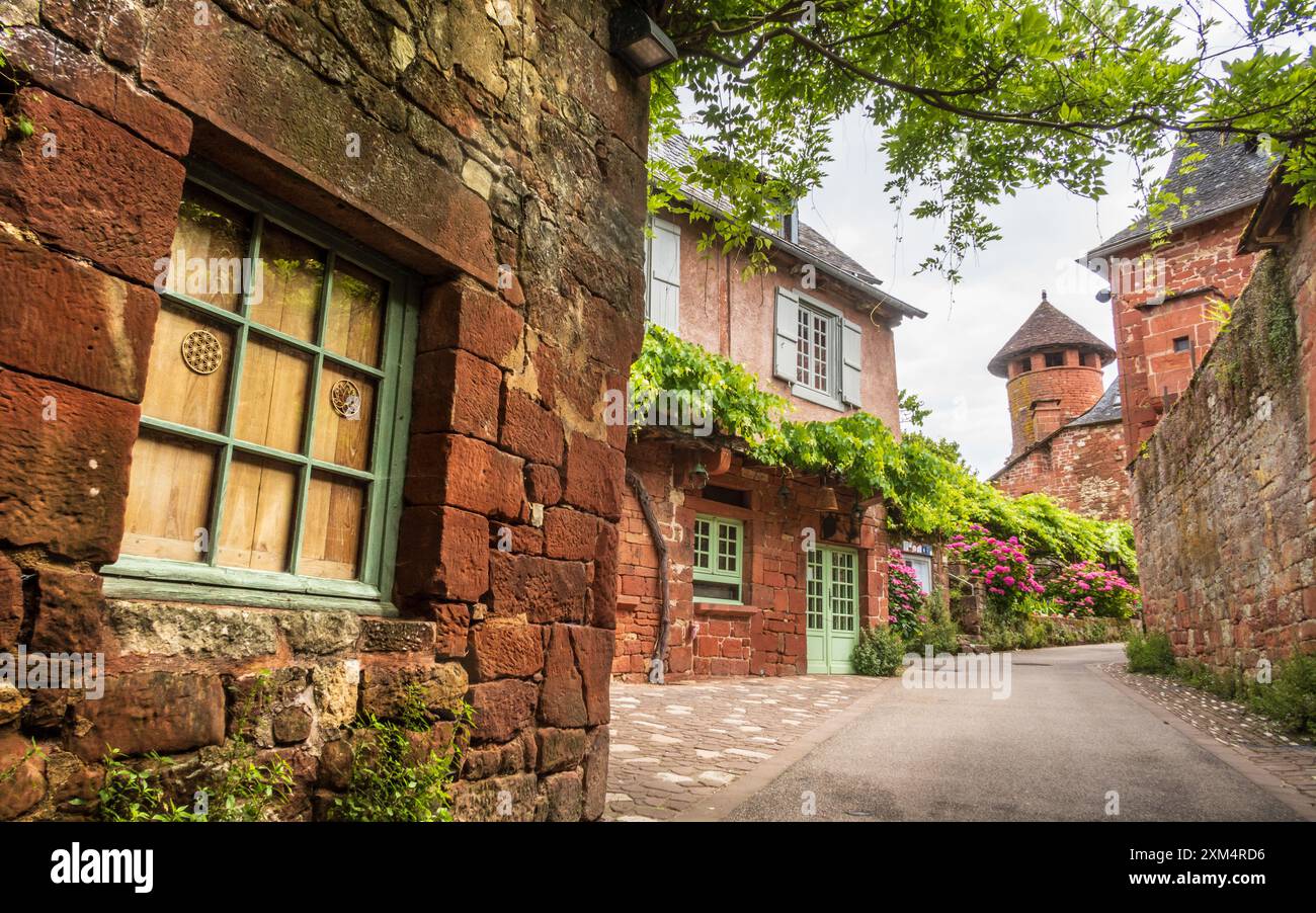 Rote Häuser fotografiert von der Straße in Collonges-la-Rouge, einem der schönsten Dörfer Frankreichs, Corrèze Stockfoto